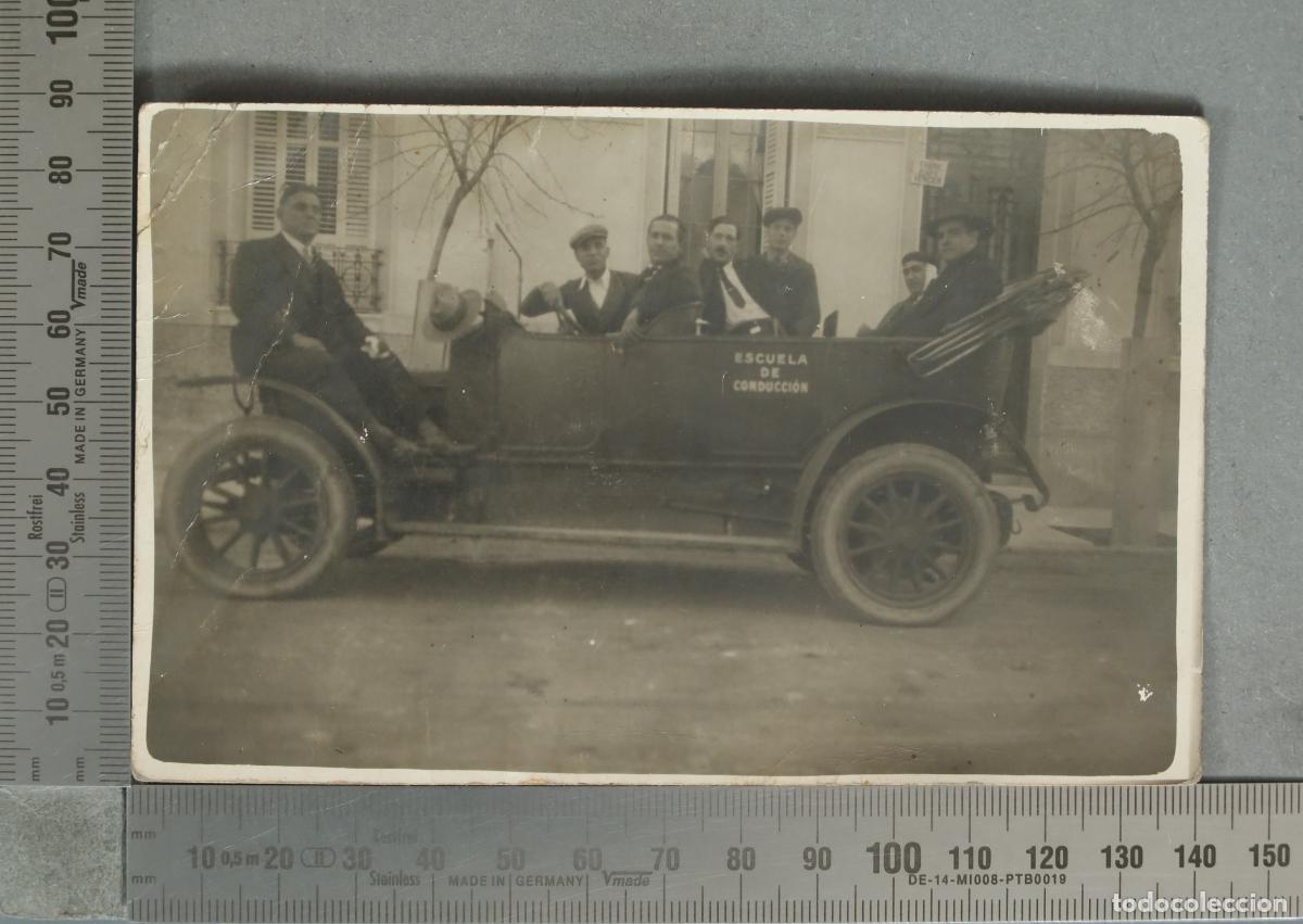 Fotograf&iacute;a antigua: FOTOGRAFIA POSTAL Escuela de conducci&oacute;n - Antiguo coche con alumnos. AUTOESCUELA HACIA 1910