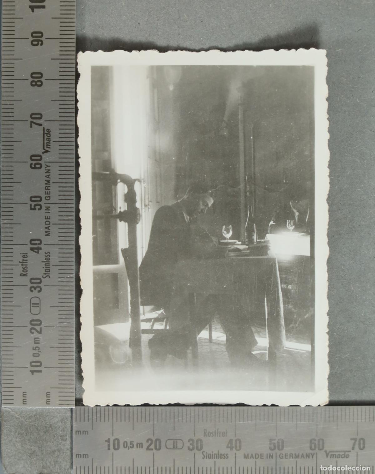 Fotograf&iacute;a antigua: FOTOGRAFIA. Hombre sentado en una mesa estudiando hacia 1930