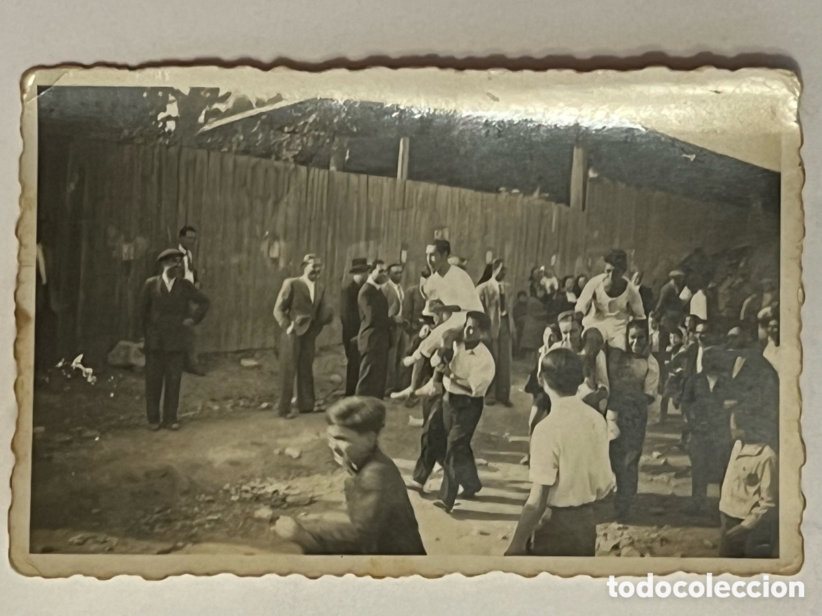 Fotograf&iacute;a antigua: FUTBOL.. afici&oacute;nados&hellip; celebrando el triunfo del amigo A. Cardona.. (h.1945?)