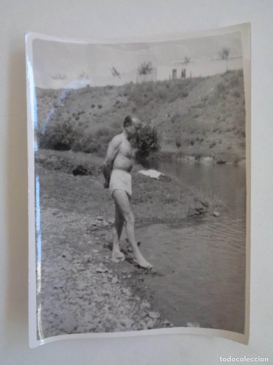 Fotografia antica: FOTO DE HOMBRE EN BA&Ntilde;ADOR ( O CALZONCILLOS ) EN UNA RIBERA