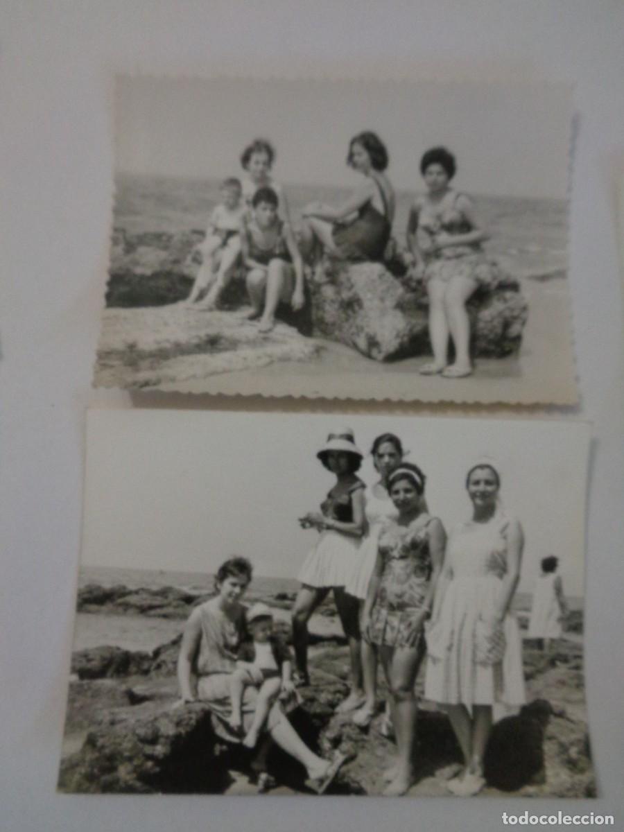 Photographie ancienne: LOTE DE 2 FOTOS DE GENTE EN BA&Ntilde;ADOR EN LA PLAYA . ROTA , 1963