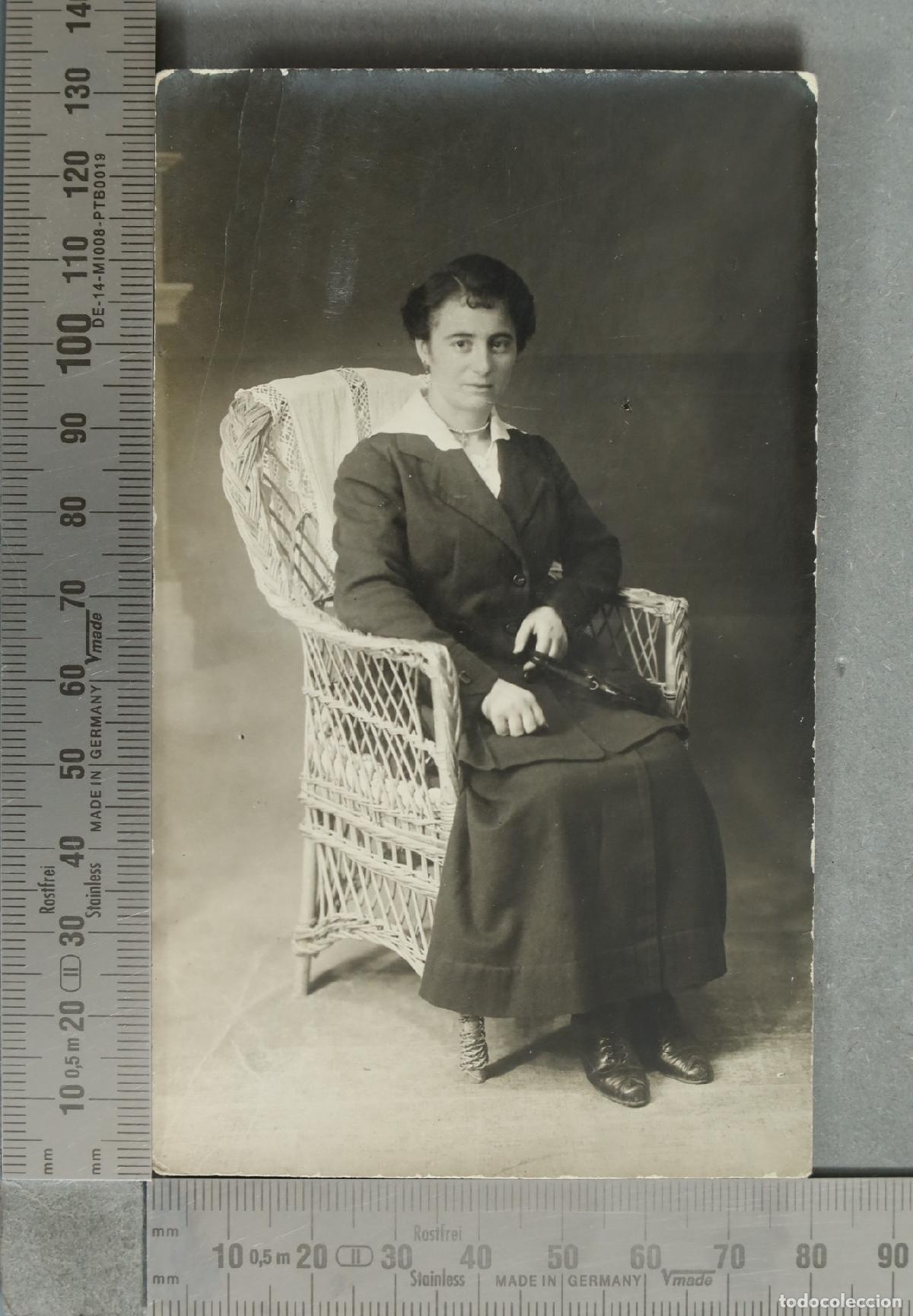 Photographie ancienne: FOTOGRAFIA POSTAL Mujer sentada en sill&oacute;n de mimbre - Fotograf&iacute;a Par&iacute;s Madrid HACIA 1920