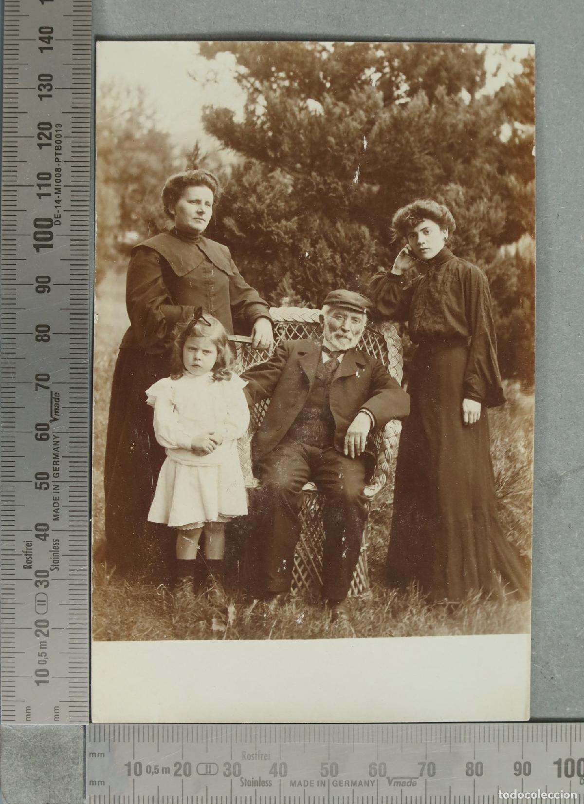 Photographie ancienne: FOTOGRAFIA POSTAL. Retrato de familia EN EL CAMPO. hacia 1900