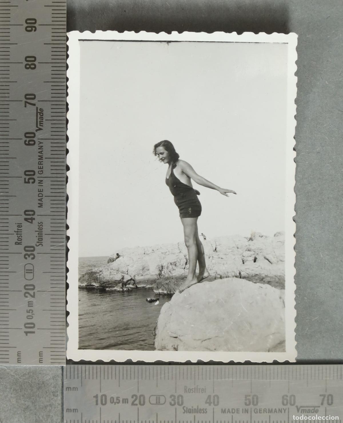 Alte Fotografie: FOTOGRAFIA. Mujer en ba&ntilde;ador sobre una roca hacia 1940
