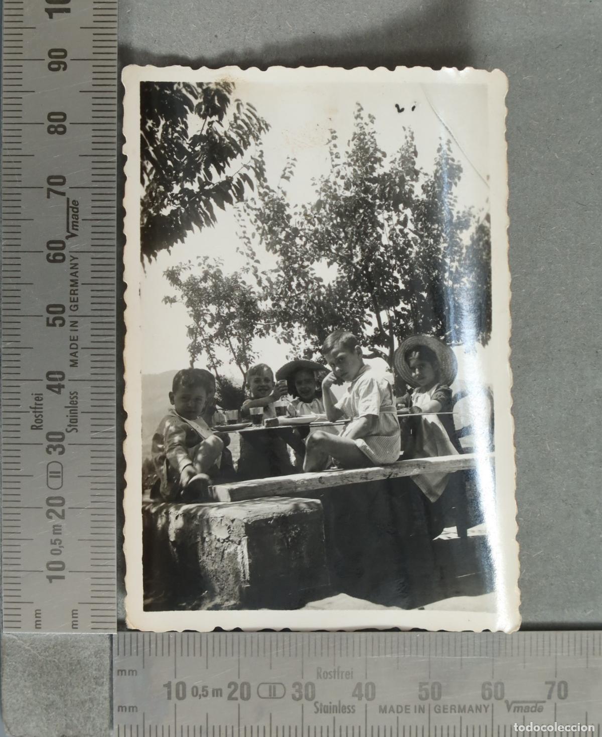 Photographie ancienne: FOTOGRAFIA. Ninos merendando al aire libre 1942