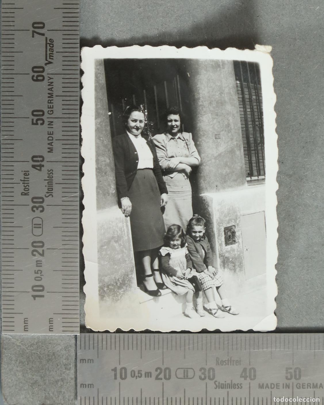 Photographie ancienne: FOTOGRAFIA. Dos mujeres y dos ni&ntilde;os en la calle hacia 1940