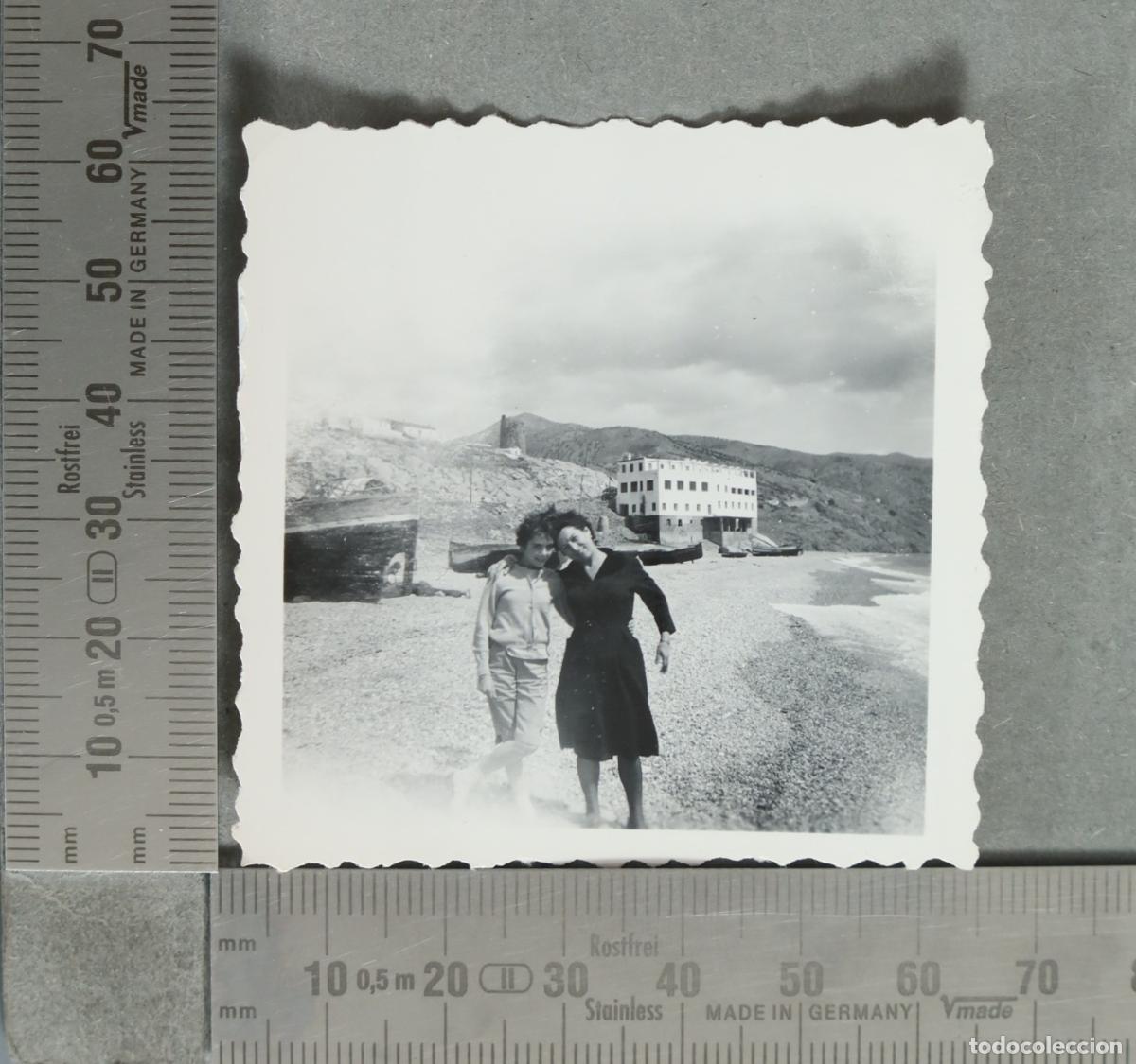 Photographie ancienne: FOTOGRAFIA. Dos mujeres en la playa a identificar hacia 1940