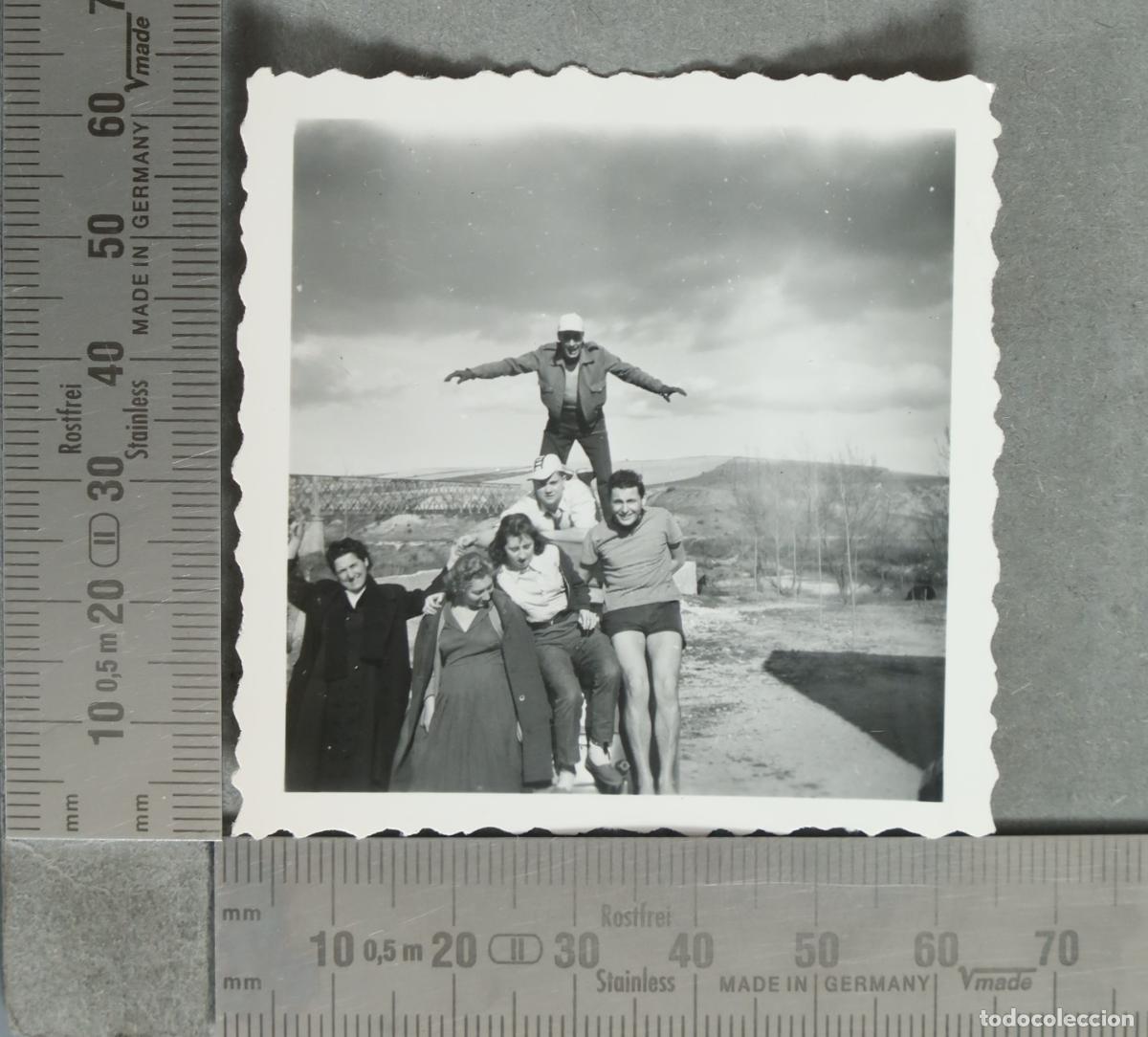 Photographie ancienne: FOTOGRAFIA. Grupo de personas posando alegremente al aire libre hacia 1940