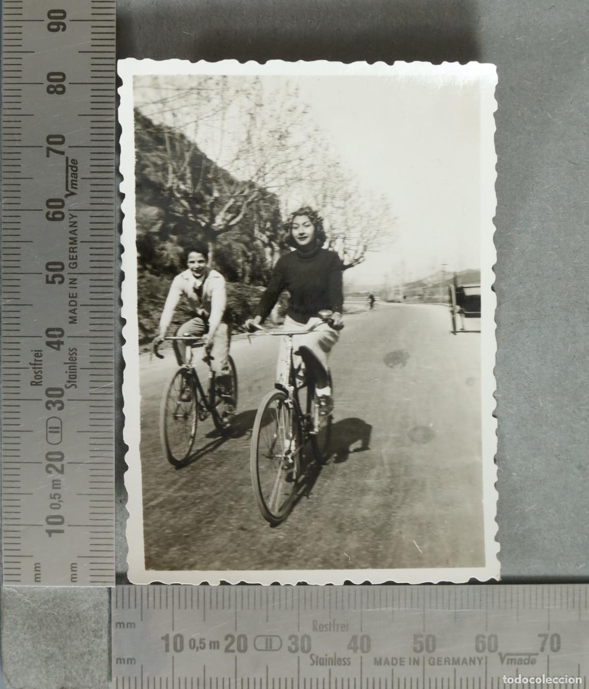 Fotograf&iacute;a antigua: FOTOGRAFIA. Jovenes en bicicleta hacia 1930