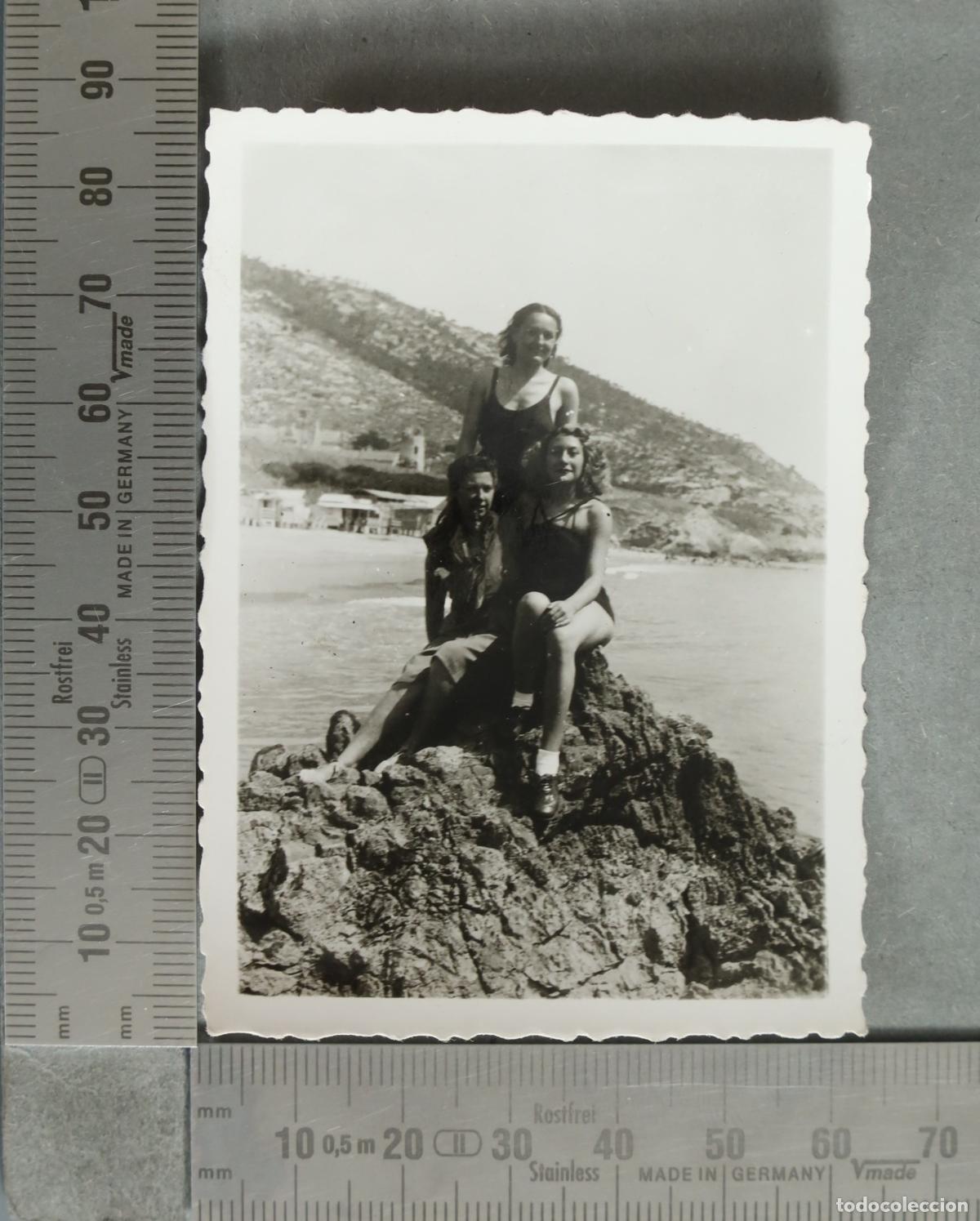 Photographie ancienne: FOTOGRAFIA. Mujeres en la playa sobre rocas hacia 1930