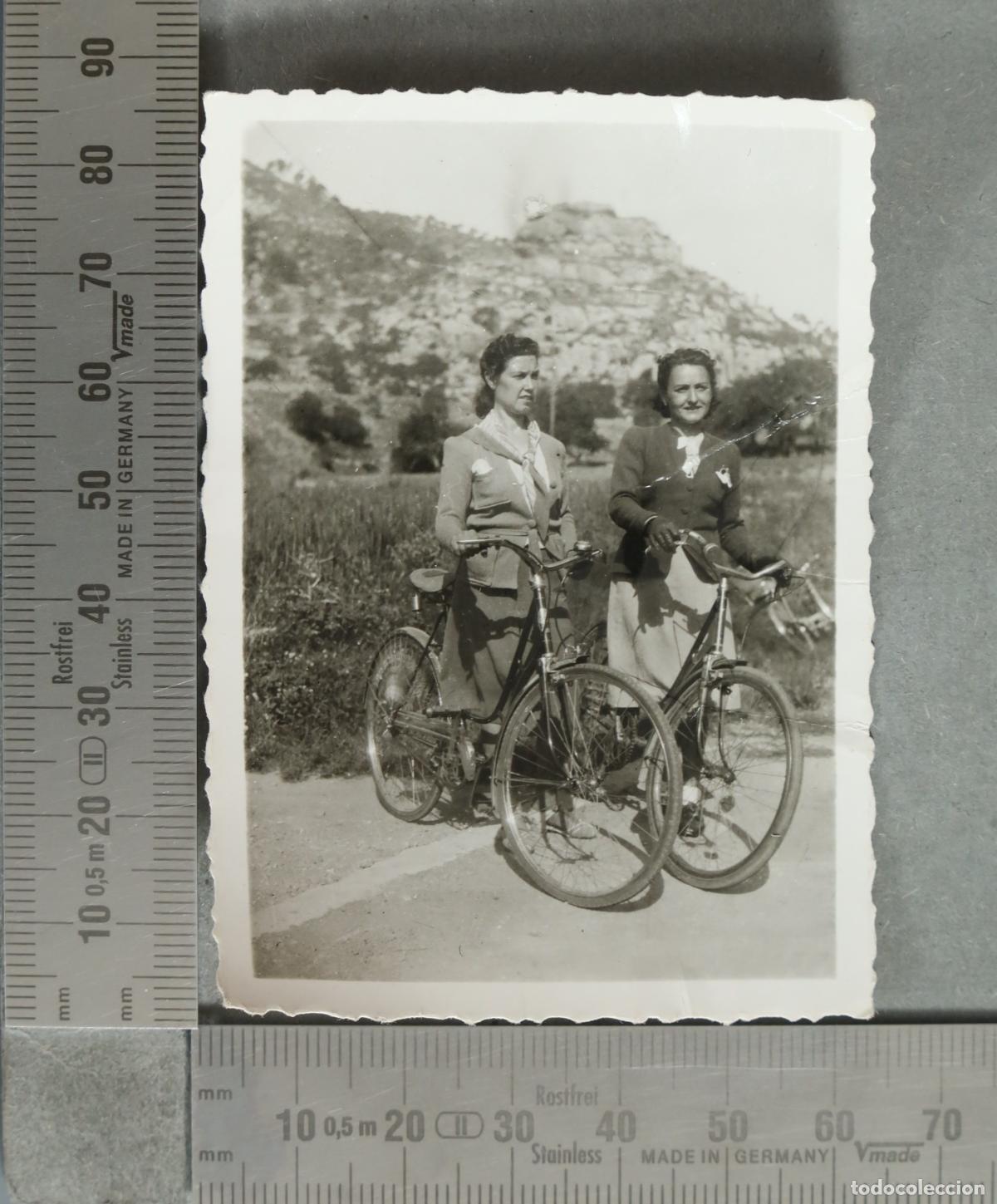 Photographie ancienne: FOTOGRAFIA. Dos mujeres con bicicletas hacia 1940