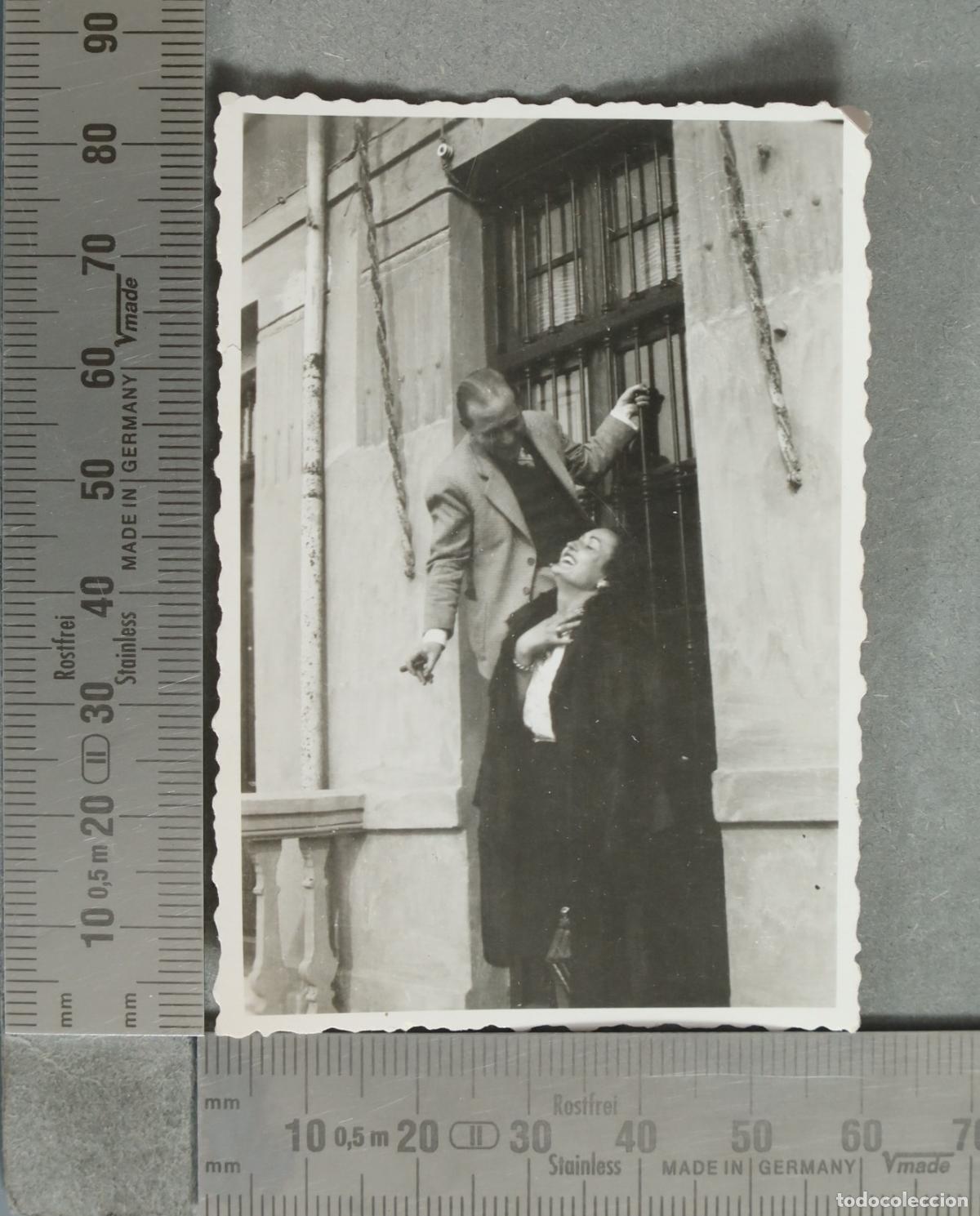 Fotograf&iacute;a antigua: FOTOGRAFIA. Pareja en ventana. DIVIRTIENDOSE hacia 1940