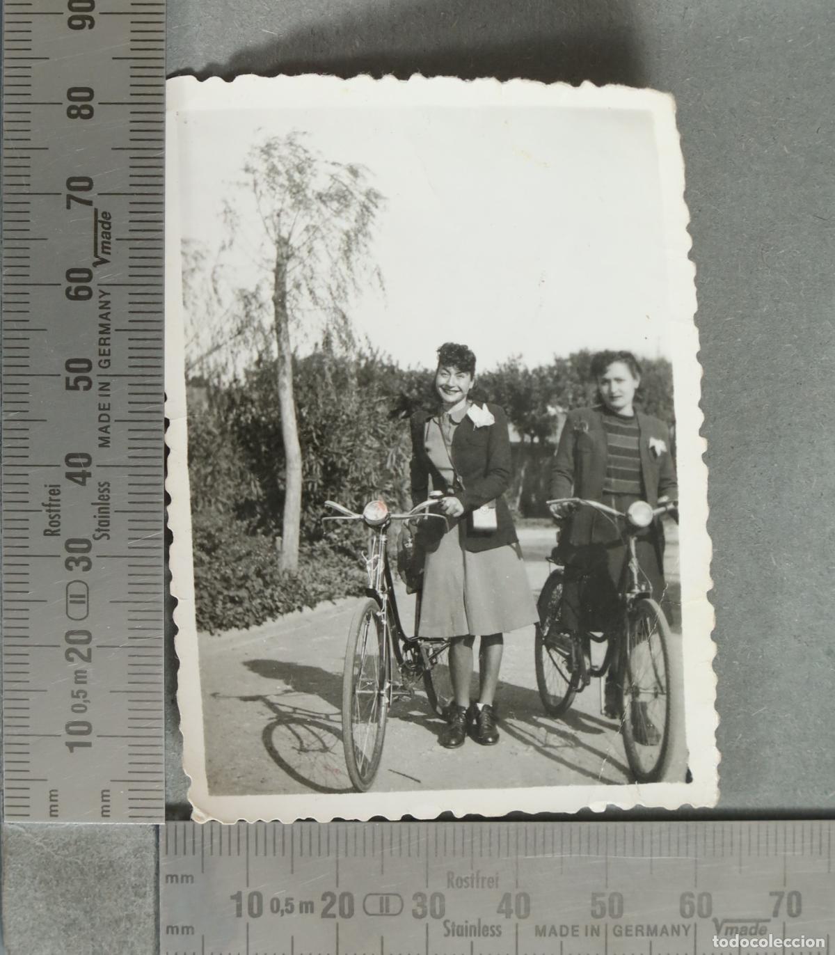 Photographie ancienne: FOTOGRAFIA. Dos mujeres con bicicletas hacia 1940