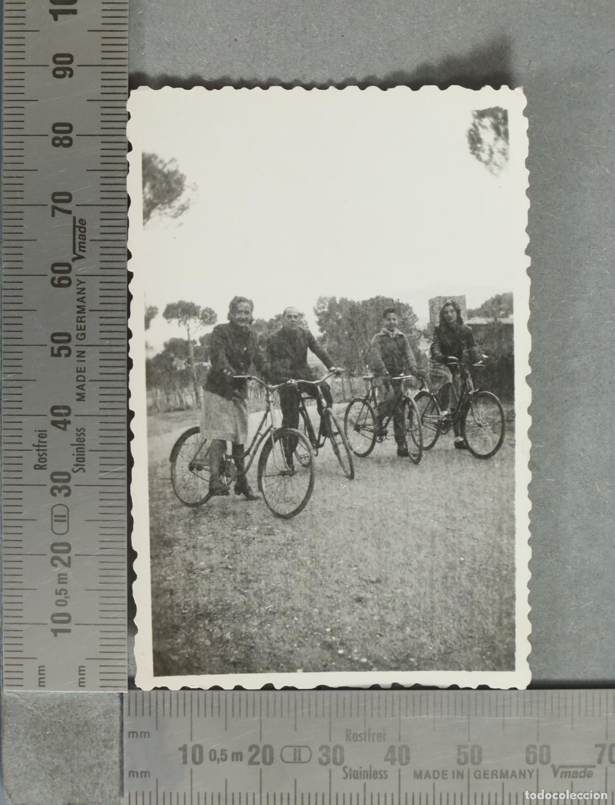 Photographie ancienne: FOTOGRAFIA. Familia con bicicletas hacia 1940