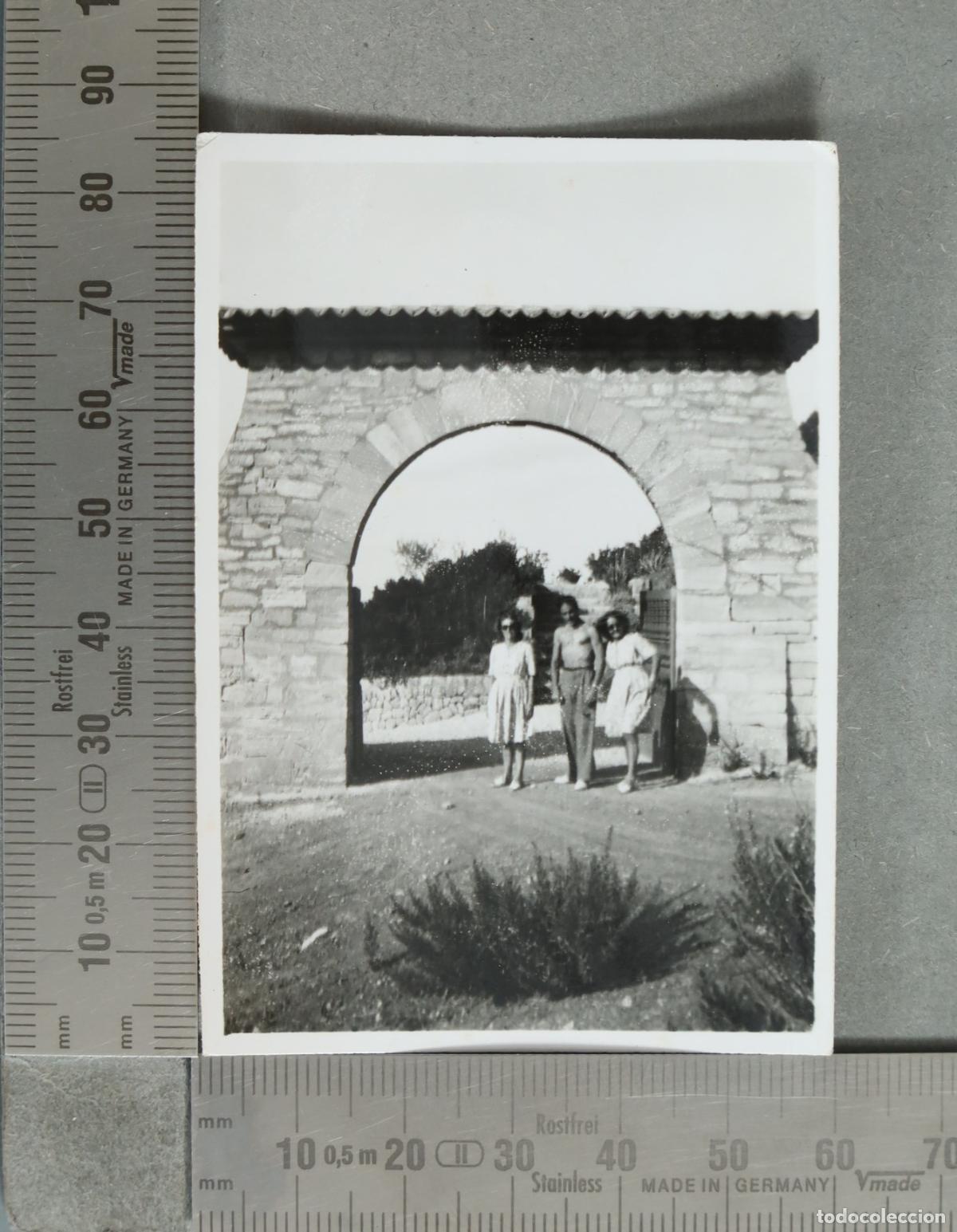 Fotograf&iacute;a antigua: FOTOGRAFIA. Tres personas posando bajo un arco de piedra hacia 1930