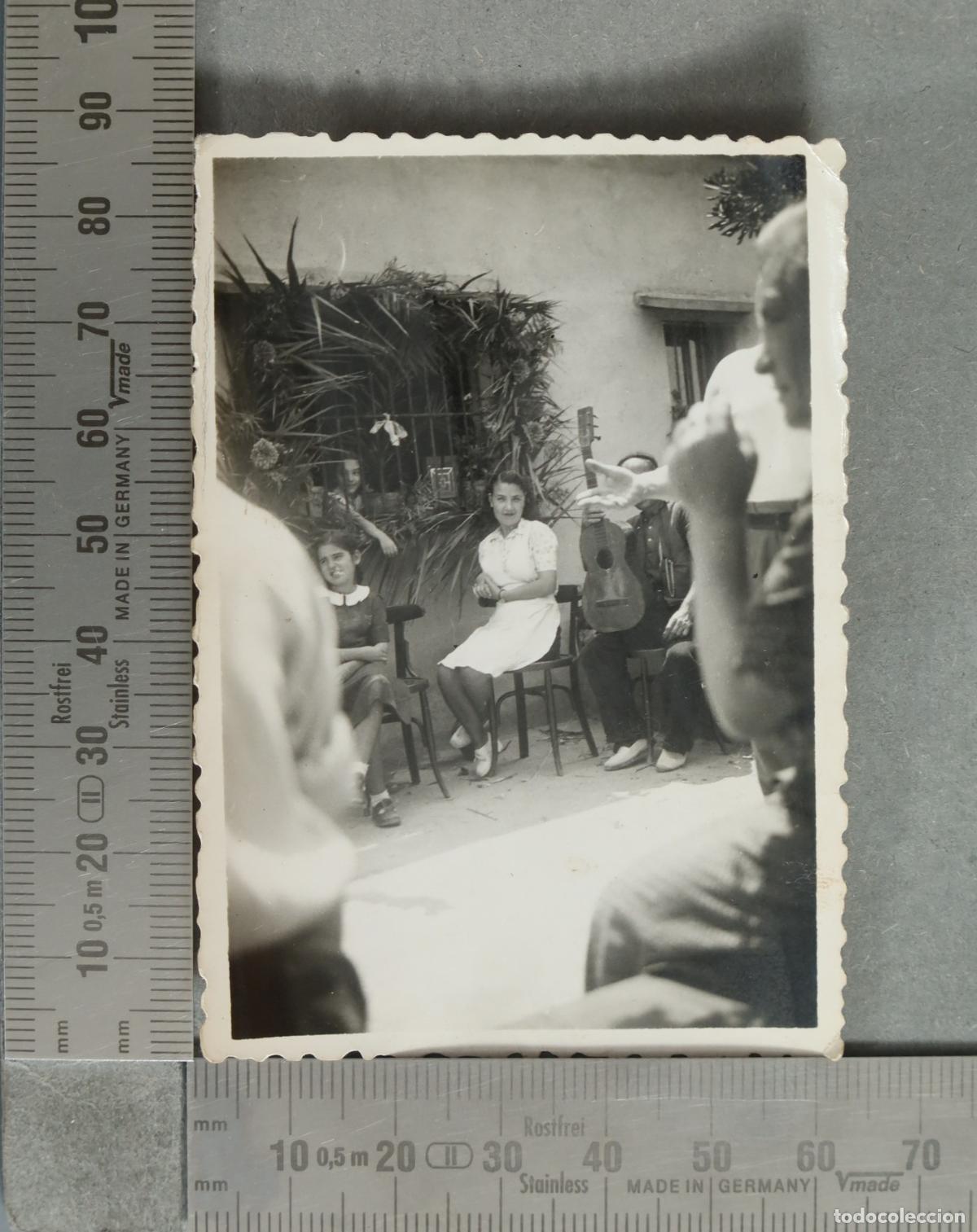 Photographie ancienne: FOTOGRAFIA. GRUPO DE PERSONAS FIESTA CON GUITARRA. PATIO 1942