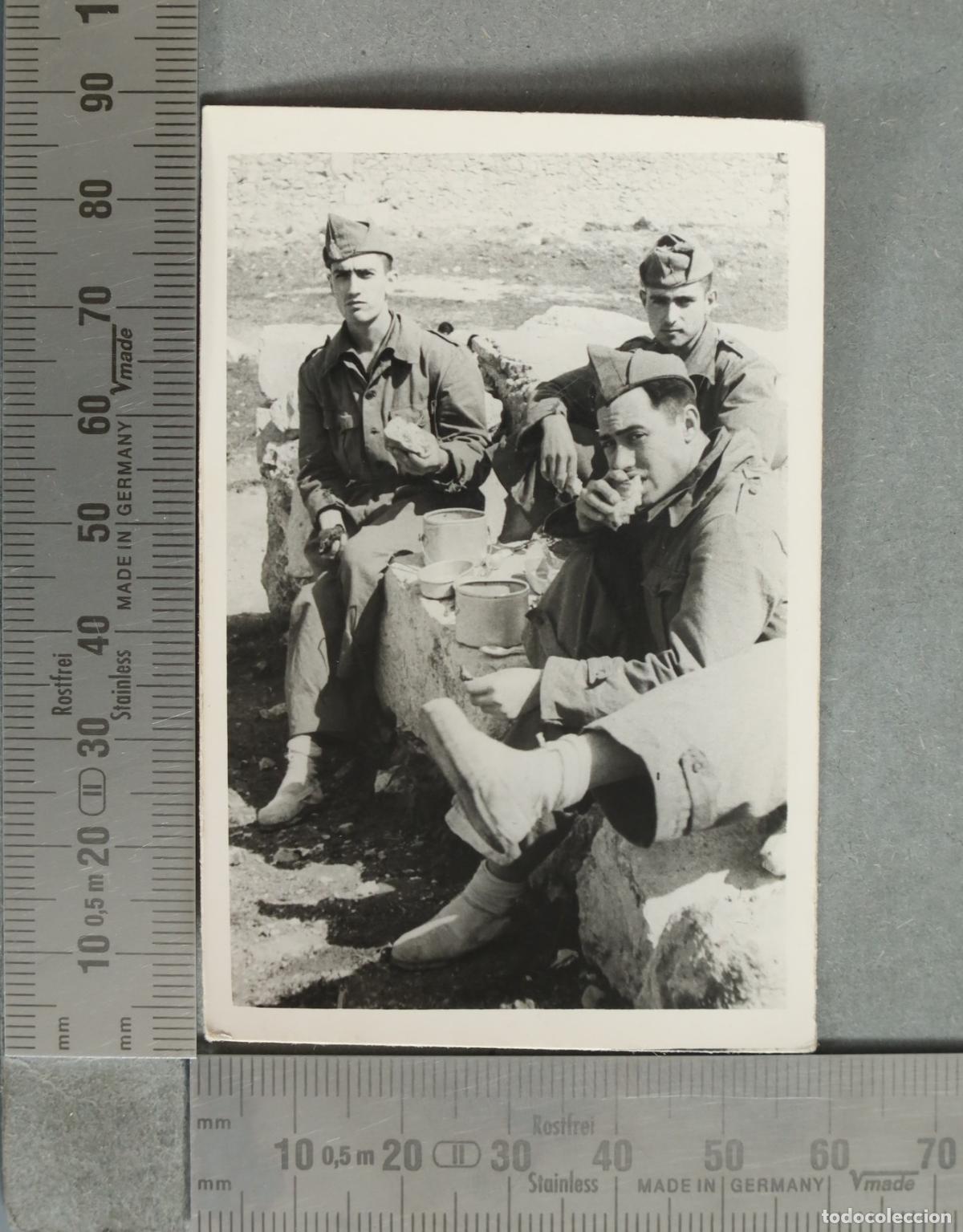 Antique Photography: FOTOGRAFIA. Soldados comiendo al aire libre hacia 1930