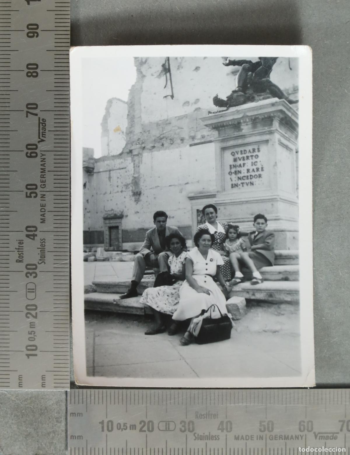 Antique Photography: FOTOGRAFIA. JUNTO A RUINAS DEL ALCAZAR DE TOLEDO hacia 1940