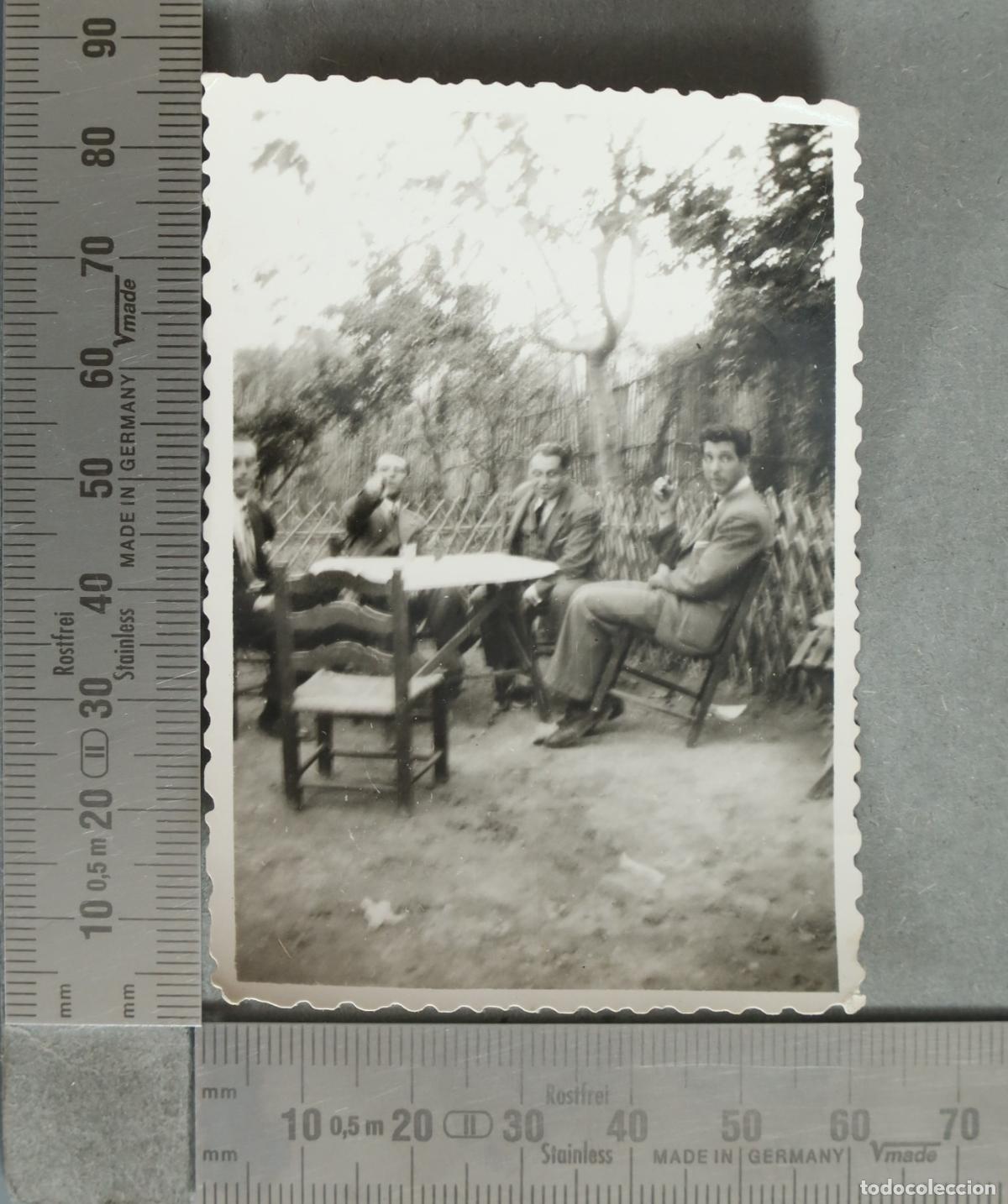 Fotograf&iacute;a antigua: FOTOGRAFIA. Grupo de hombres sentados al aire libre 1943