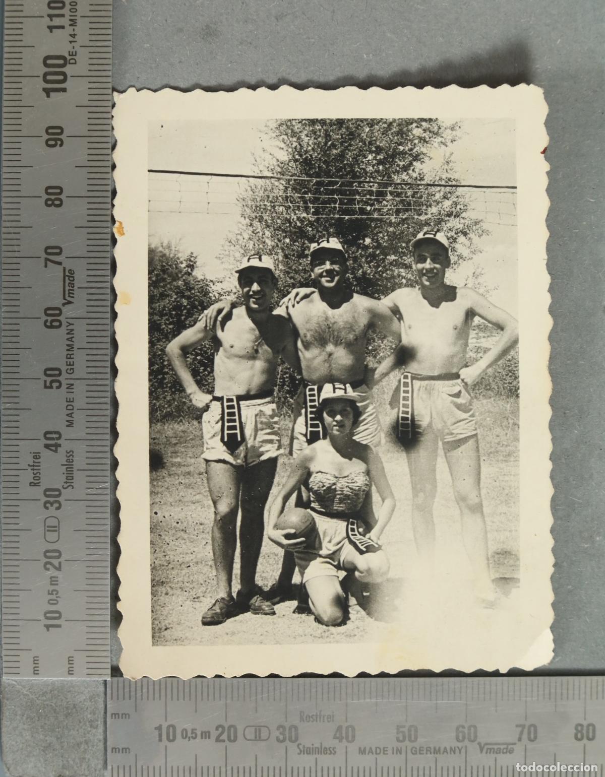 Fotograf&iacute;a antigua: FOTOGRAFIA. Grupo de hombres y mujeres con bal&oacute;n y red de voleibol. con traje hacia 1930