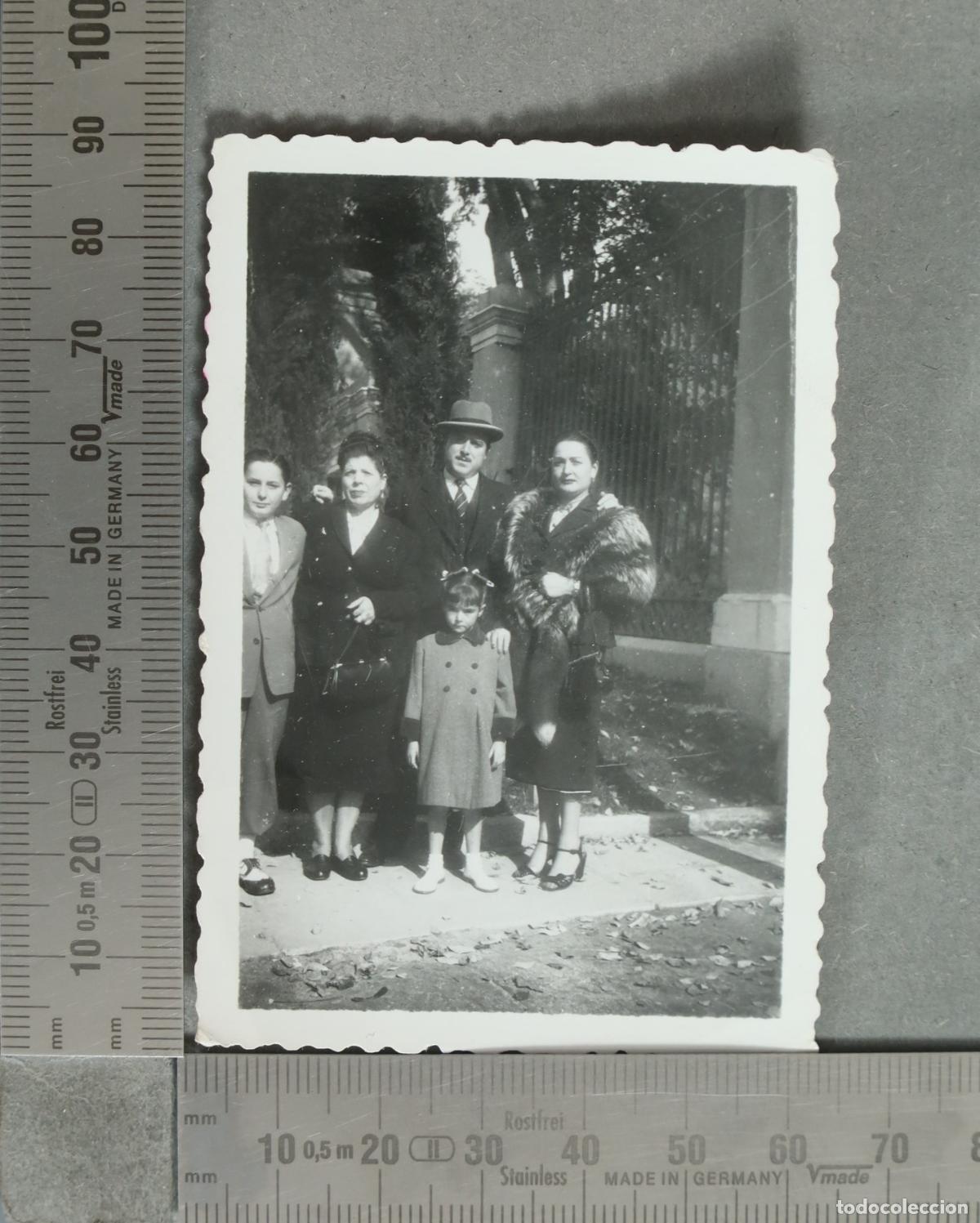 Fotograf&iacute;a antigua: FOTOGRAFIA. Grupo familiar JUNTO AL JARDIN BOTANICO hacia 1940