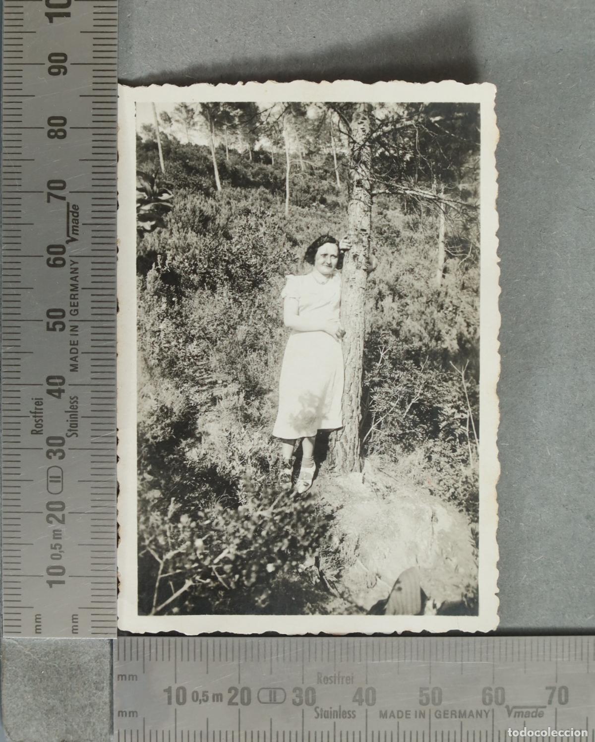 Fotograf&iacute;a antigua: FOTOGRAFIA. Mujer joven junto a un arbol. hacia 1930