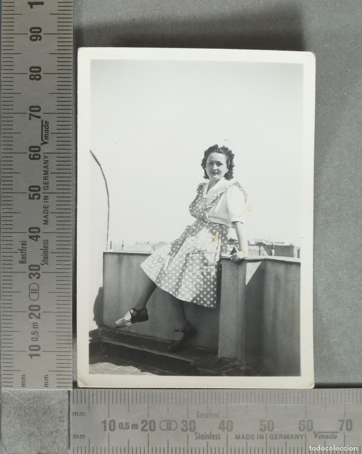 Fotograf&iacute;a antigua: FOTOGRAFIA. Mujer sentada en un balc&oacute;n hacia 1940