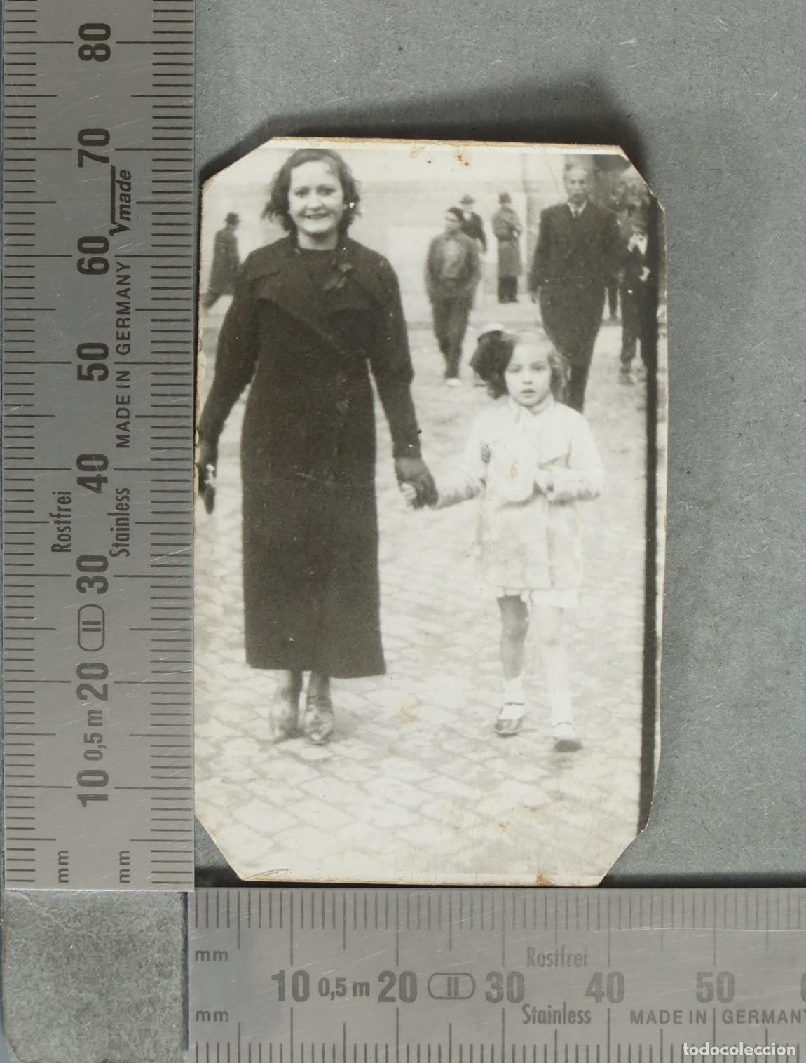 Fotograf&iacute;a antigua: FOTOGRAFIA. Madre e hija paseando por la calle hacia 1930
