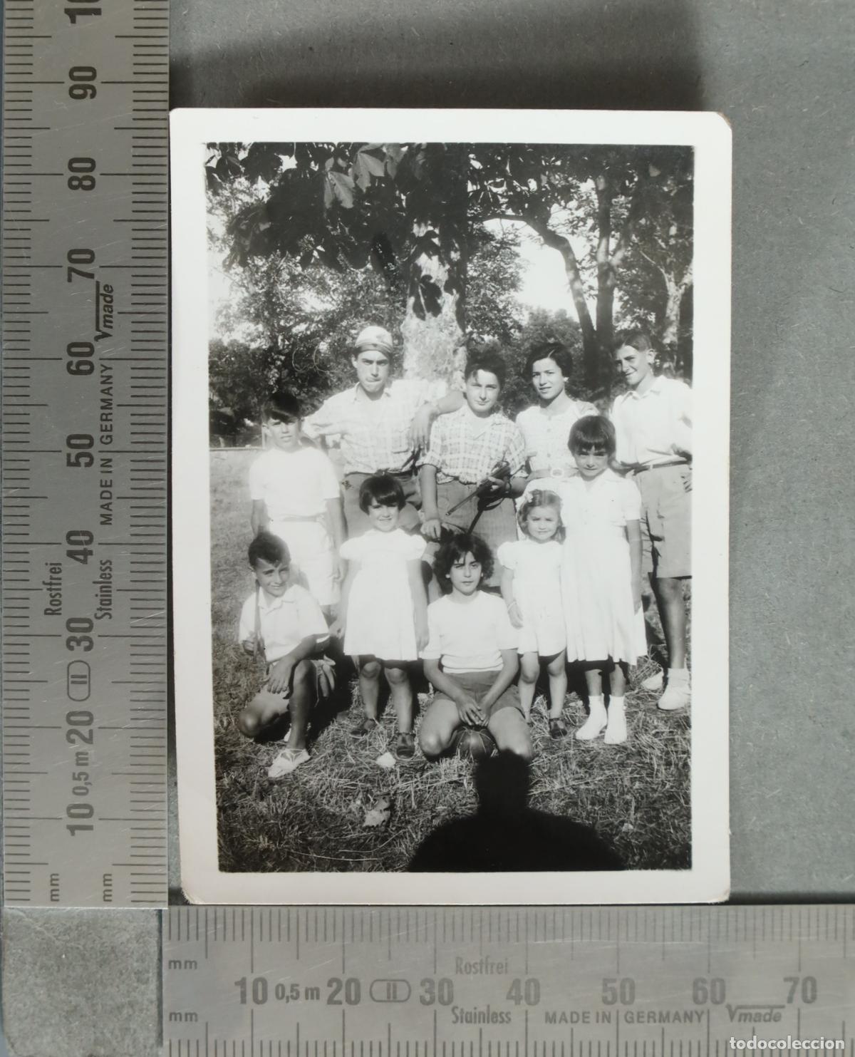 Fotograf&iacute;a antigua: FOTOGRAFIA. Grupo de ni&ntilde;os y j&oacute;venes al aire libre. CON JUGUETES. hacia 1930