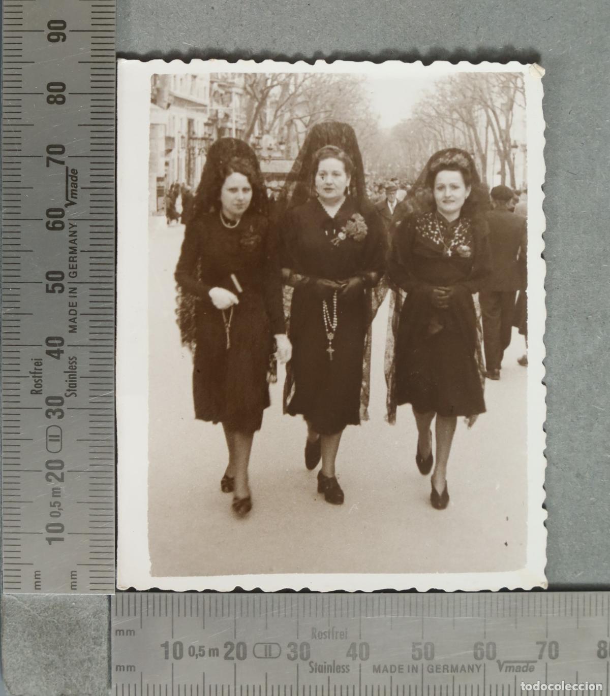 Fotograf&iacute;a antigua: FOTOGRAFIA. Mujeres con mantilla negra hacia 1940