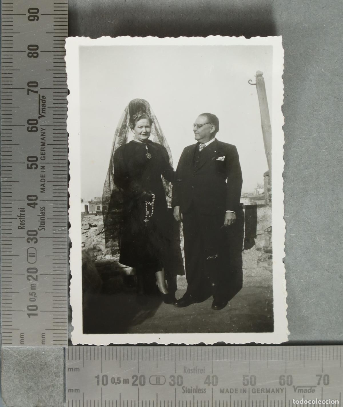 Fotograf&iacute;a antigua: FOTOGRAFIA. Pareja con mantilla y traje de chaqueta hacia 1940