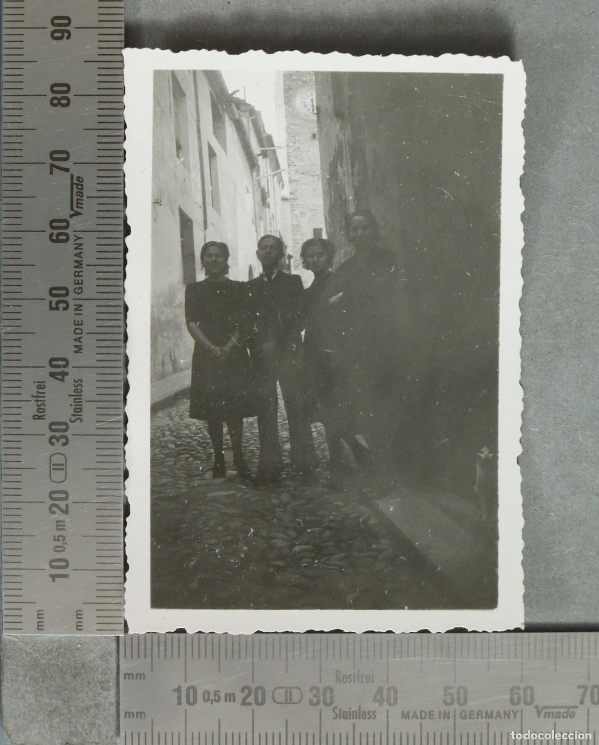 Fotograf&iacute;a antigua: FOTOGRAFIA. Grupo de personas EN CALLE 1941