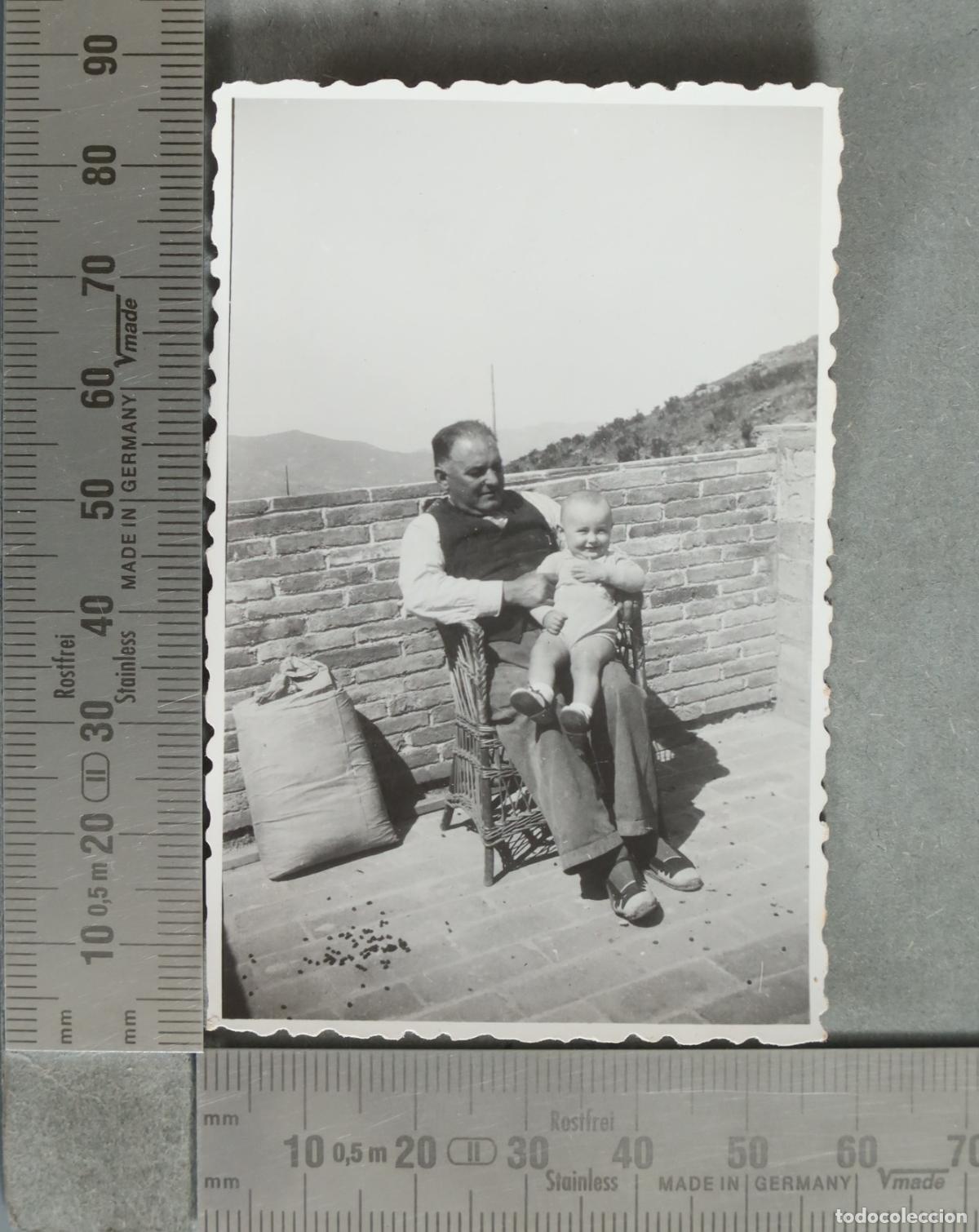 Fotograf&iacute;a antigua: FOTOGRAFIA. Hombre con bebe sentado en una terraza hacia 1940