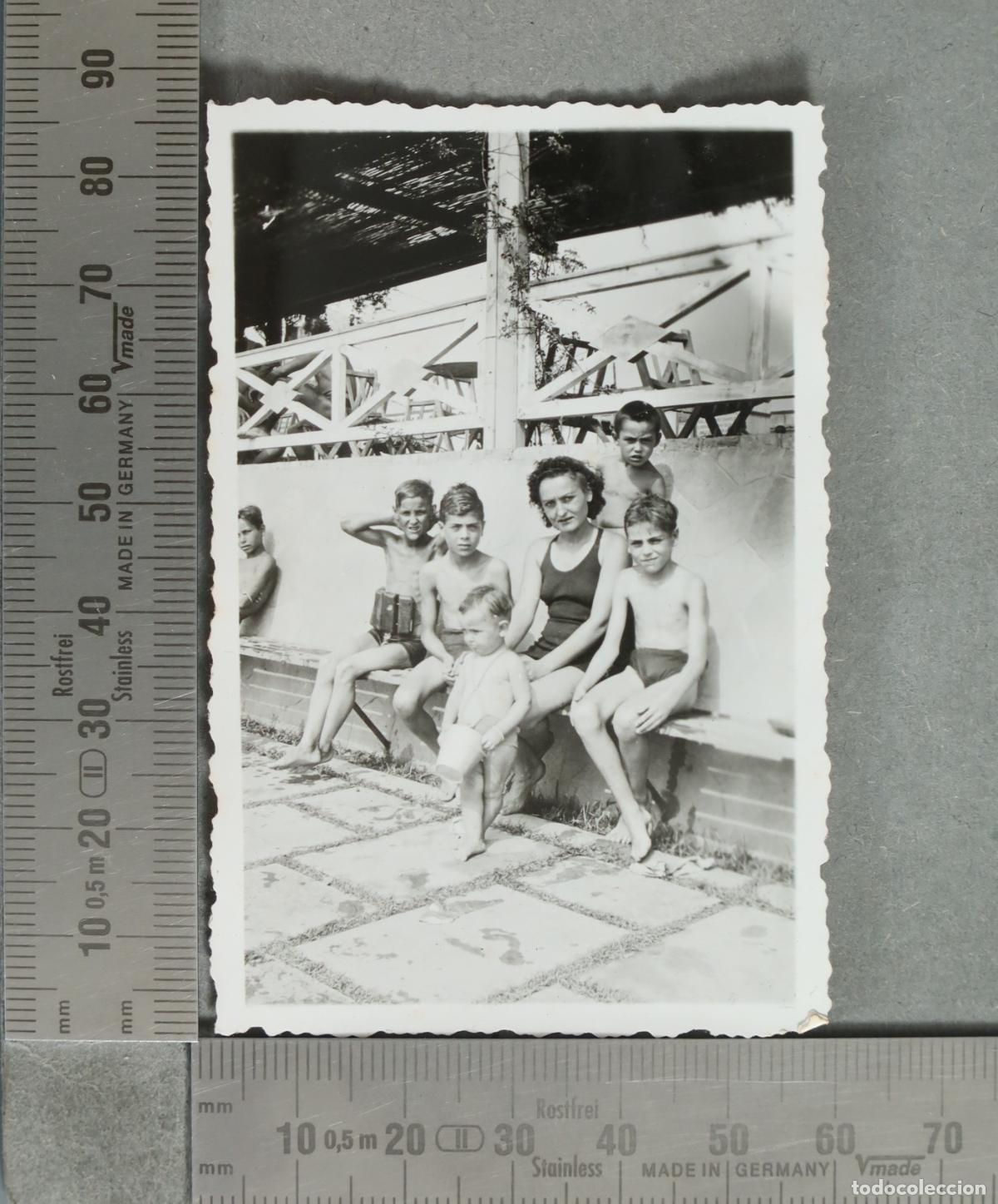Fotograf&iacute;a antigua: FOTOGRAFIA. Grupo familiar en la piscina hacia 1940