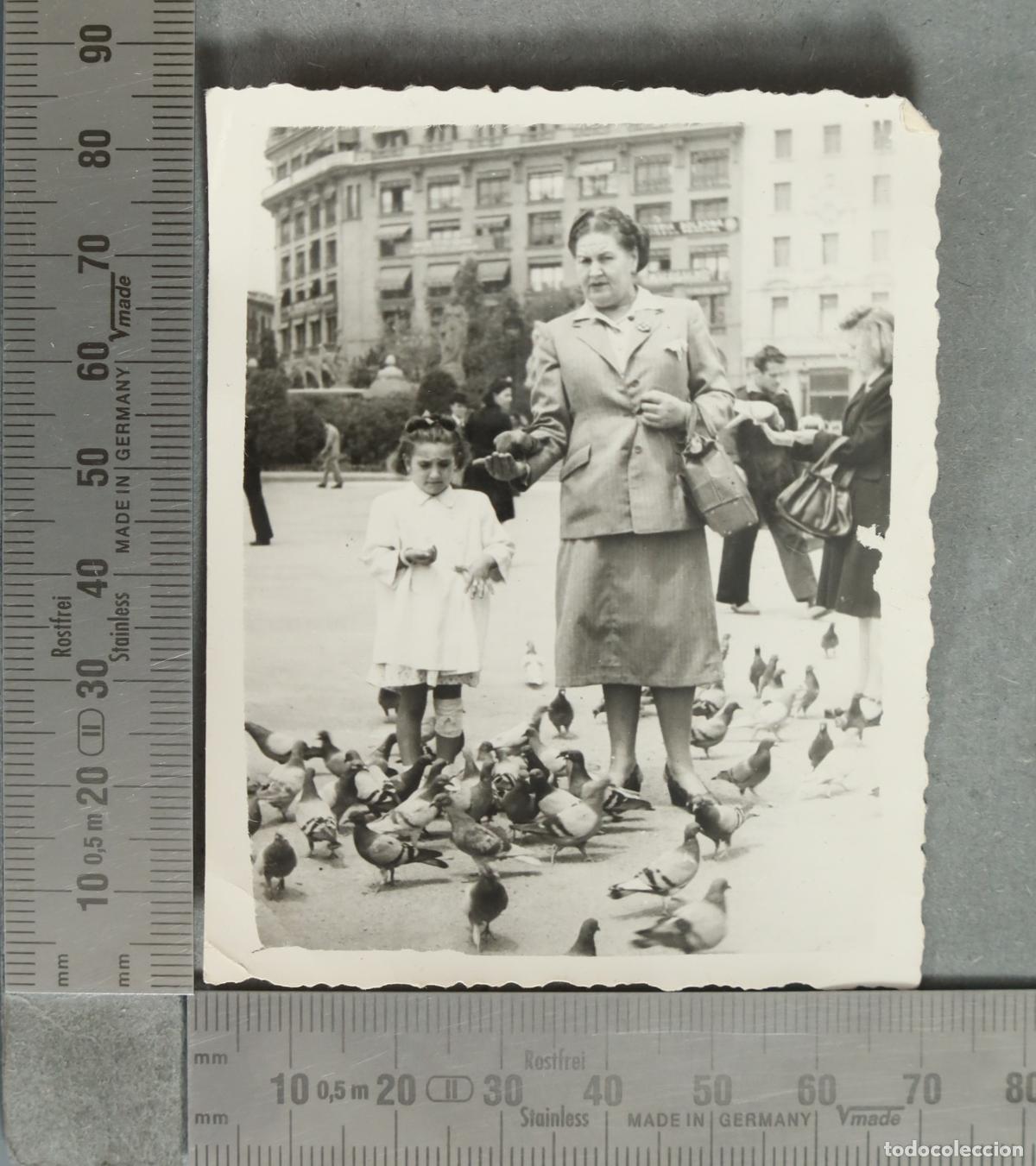 Fotograf&iacute;a antigua: FOTOGRAFIA. Recuerdo de la visita de Rosa Mari en Barcelona 1948