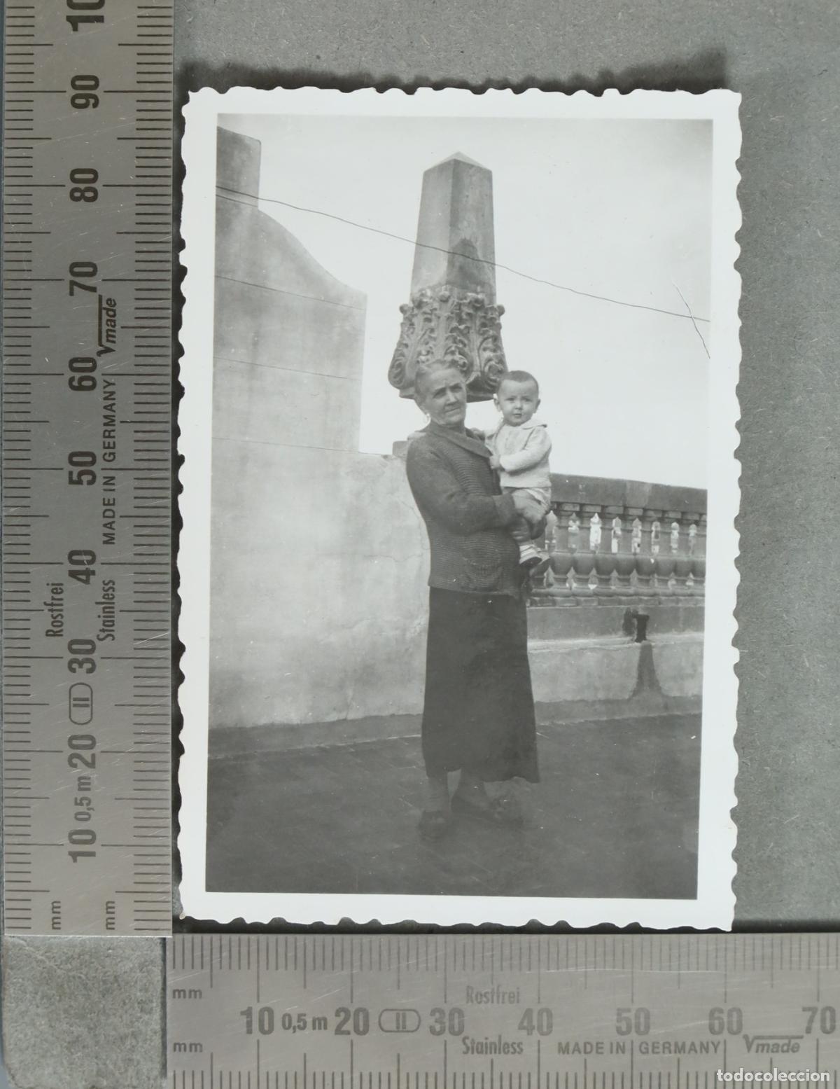Fotograf&iacute;a antigua: FOTOGRAFIA. Mujer con ni&ntilde;o en una terraza hacia 1940