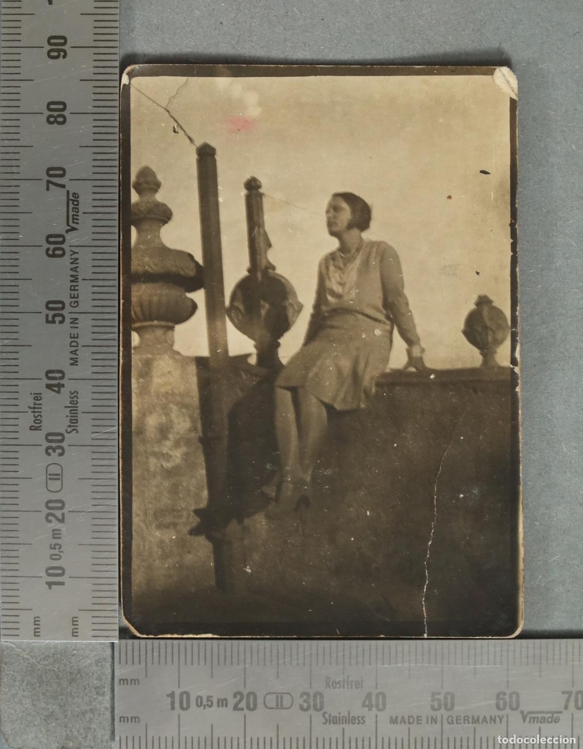 Fotograf&iacute;a antigua: FOTOGRAFIA. Mujer sentada en balc&oacute;n hacia 1920