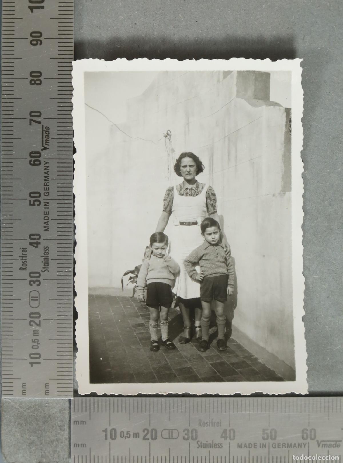 Fotograf&iacute;a antigua: FOTOGRAFIA. Madre con dos ni&ntilde;os hacia 1940