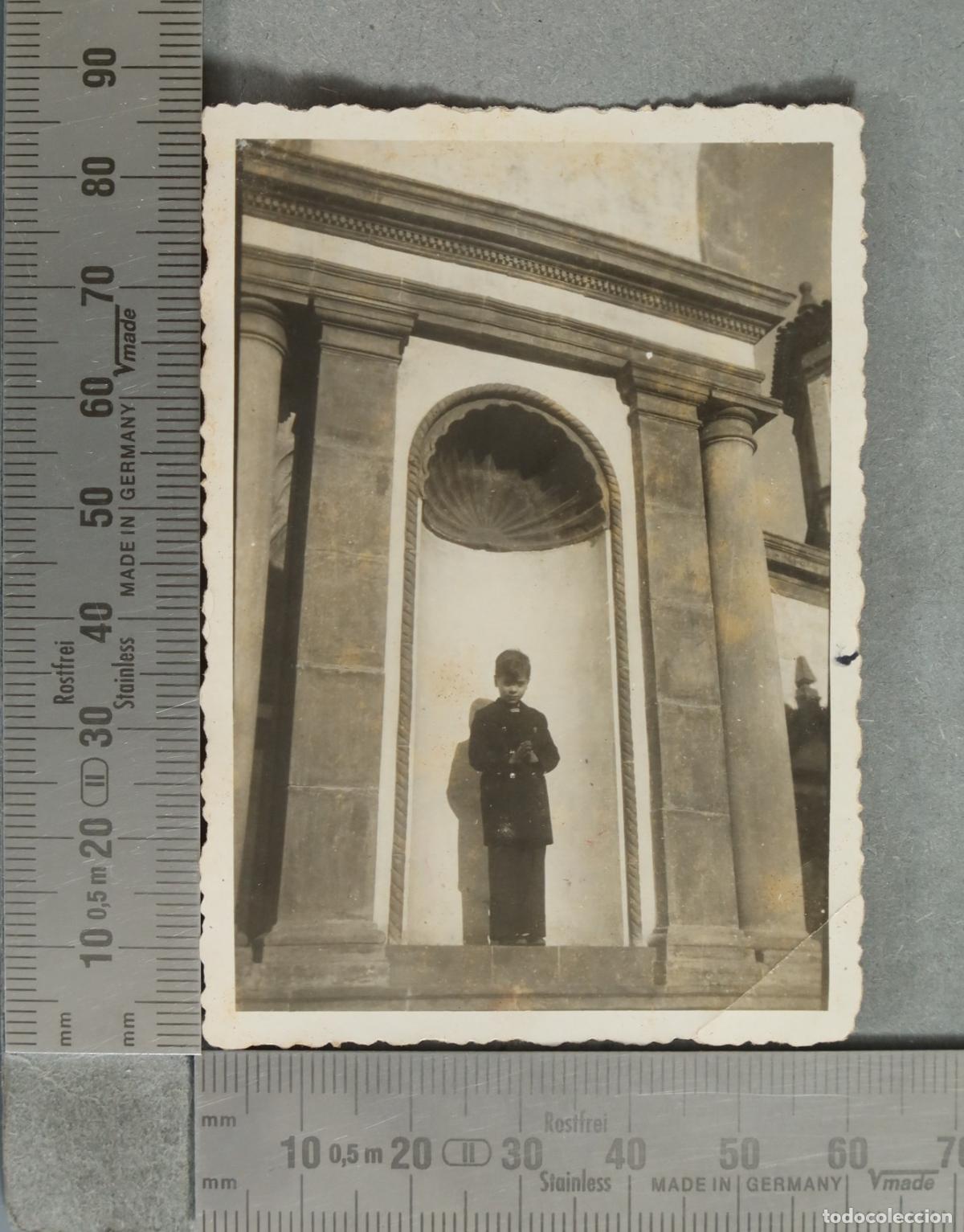 Fotograf&iacute;a antigua: FOTOGRAFIA. Ni&ntilde;o posando en monumento arquitect&oacute;nico hacia 1940