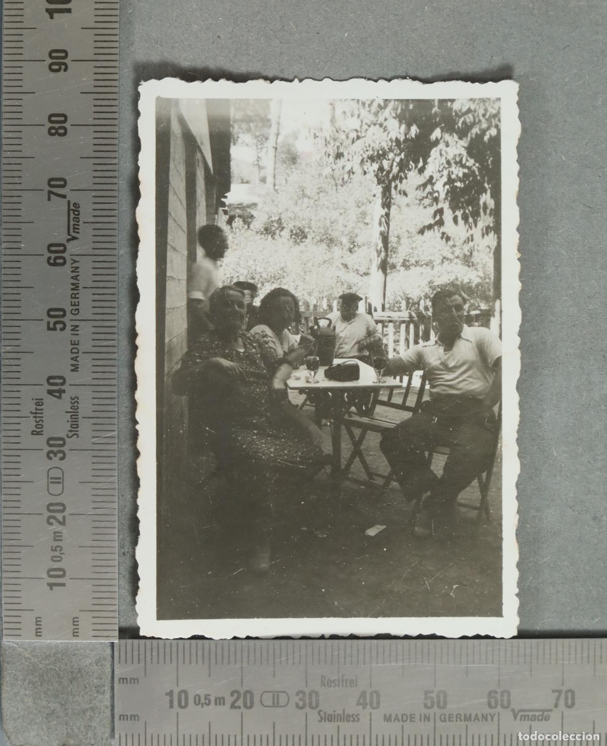 Fotograf&iacute;a antigua: FOTOGRAFIA. Grupo de personas merendando al aire libre hacia 1930