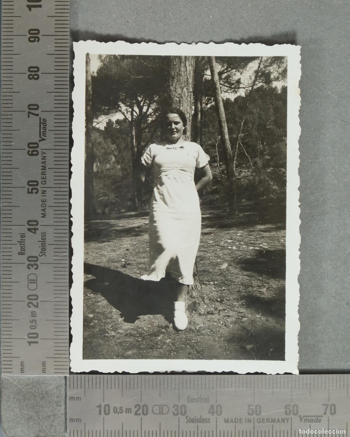 Fotograf&iacute;a antigua: FOTOGRAFIA. Mujer joven posando junto a un arbol hacia 1930