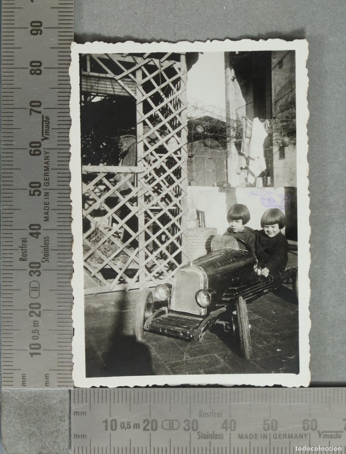 Fotograf&iacute;a antigua: FOTOGRAFIA. Ni&ntilde;os en coche de juguete DE LUJO 1932