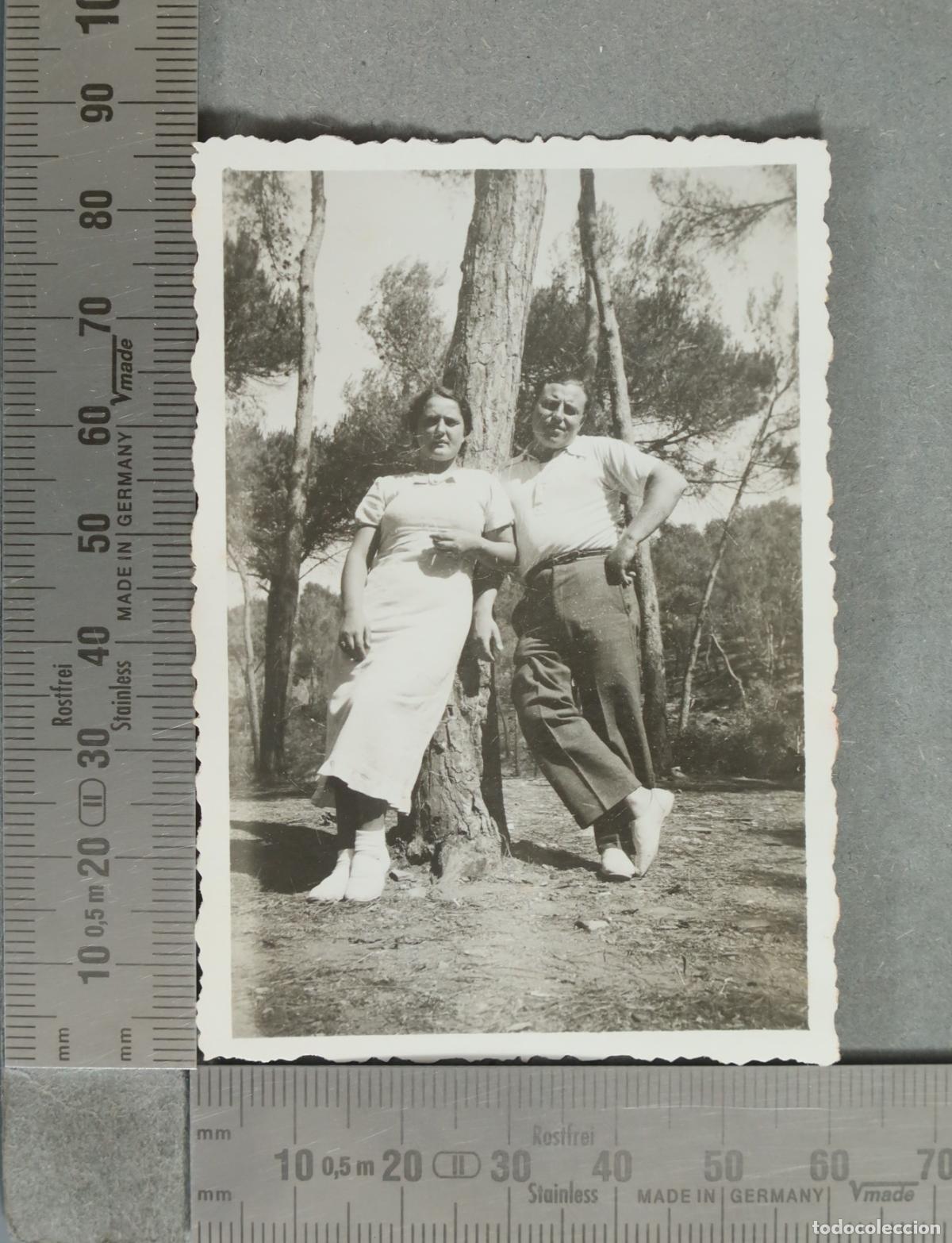 Fotograf&iacute;a antigua: FOTOGRAFIA. Pareja junto a un arbol hacia 1930