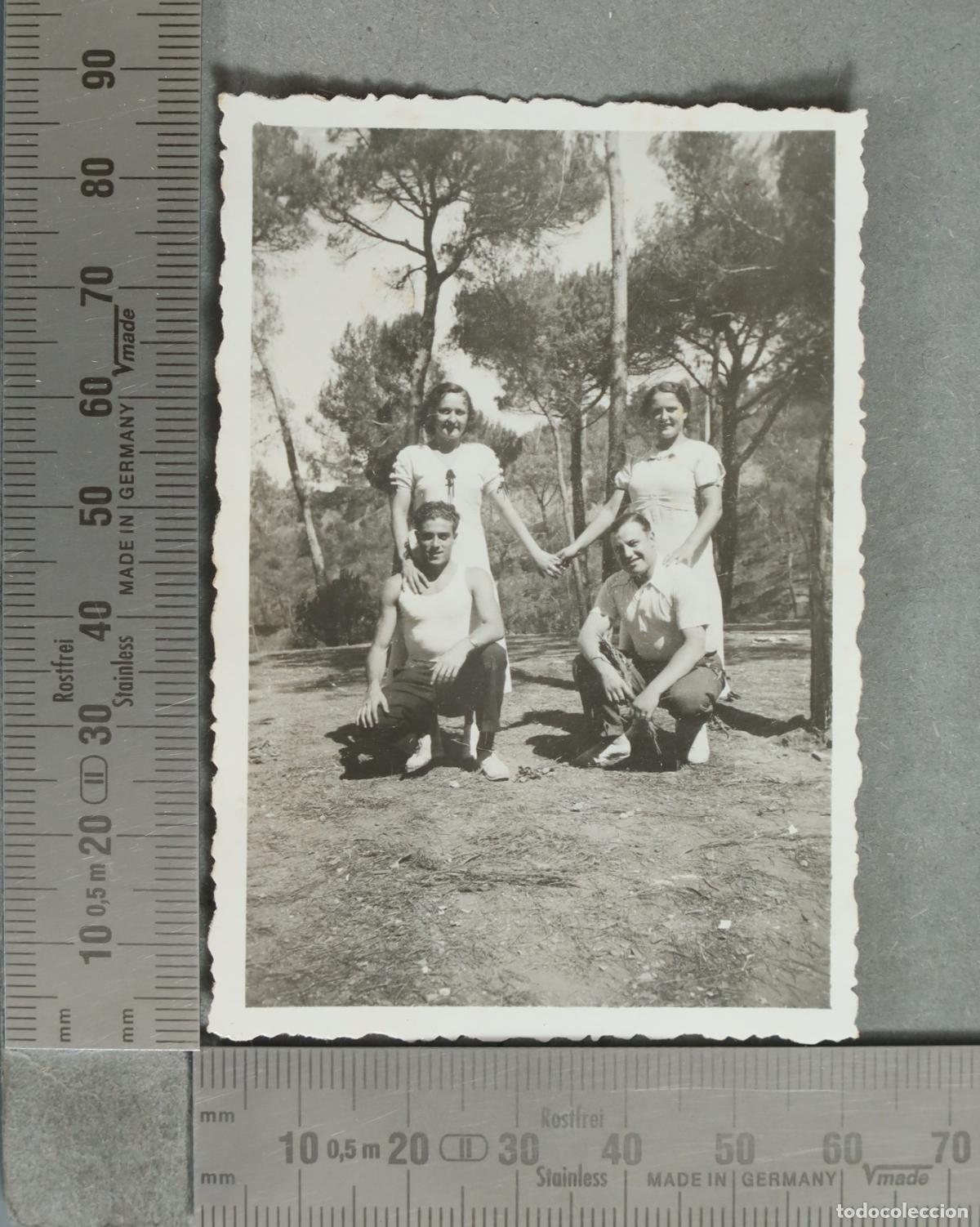 Fotograf&iacute;a antigua: FOTOGRAFIA. Grupo de cuatro personas en el campo BOSQUE hacia 1930