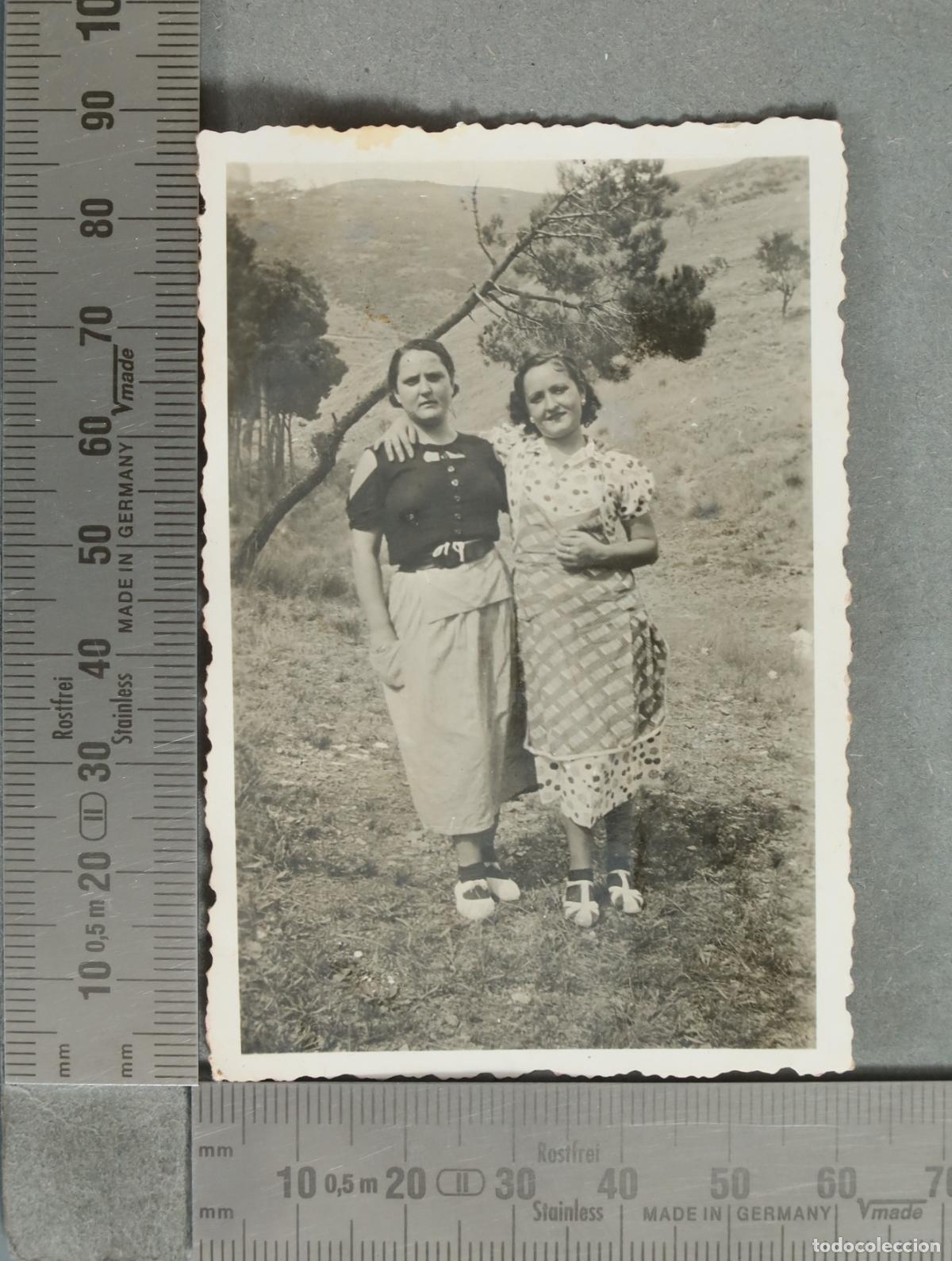 Fotograf&iacute;a antigua: FOTOGRAFIA. Dos mujeres al aire libre hacia 1930