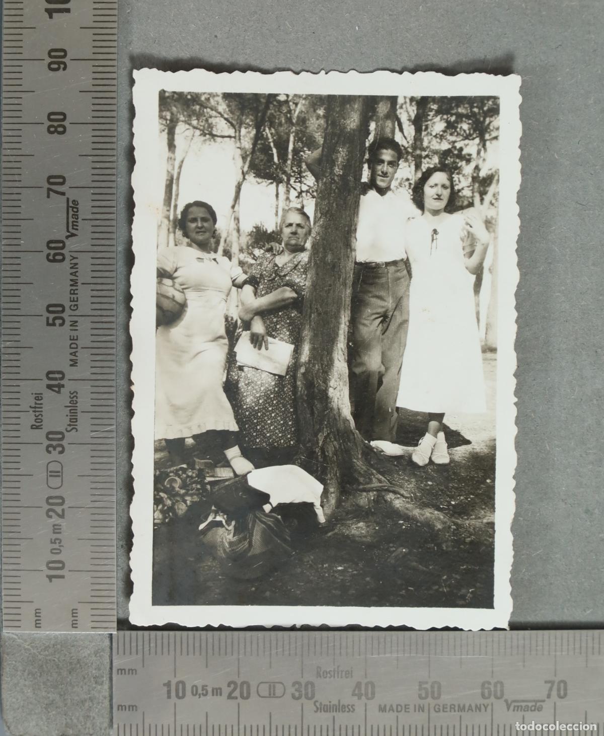 Fotograf&iacute;a antigua: FOTOGRAFIA. Grupo familiar junto a arbol. DIA EN EL CAMPO hacia 1930
