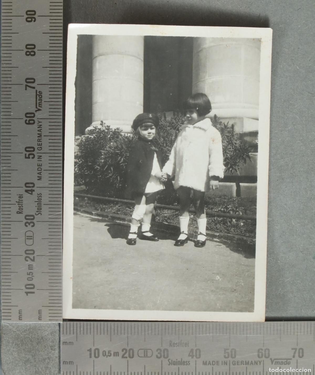Fotograf&iacute;a antigua: FOTOGRAFIA. Dos ni&ntilde;as de pie junto a columnas 1932