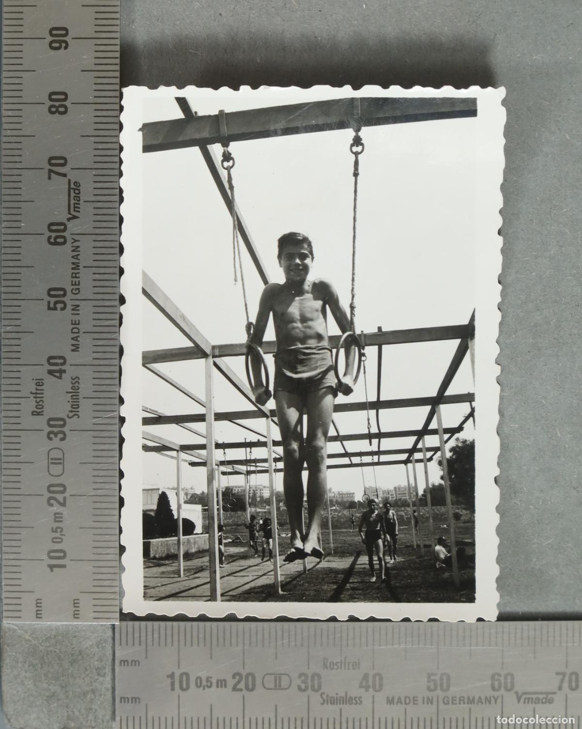 Fotograf&iacute;a antigua: FOTOGRAFIA. Ni&ntilde;o en anillas de gimnasia. GRUPO GIMNASTICO 1942