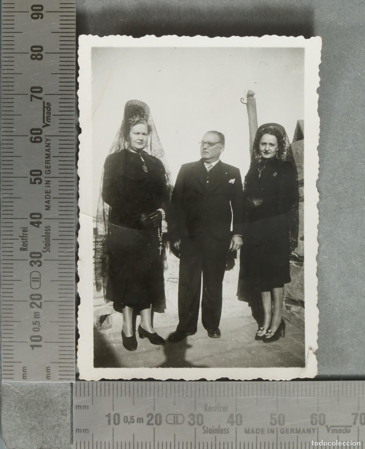 Fotograf&iacute;a antigua: FOTOGRAFIA. Retrato de familia con mantilla hacia 1940