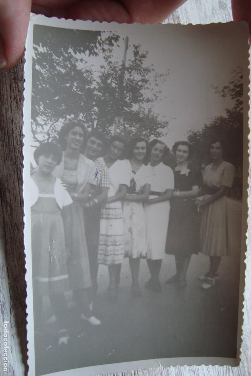 Fotograf&iacute;a antigua: ANTIGUA FOTOGRAFIA CHICAS EN RODO&Ntilde;A RODONYA TARRAGONA 1950.